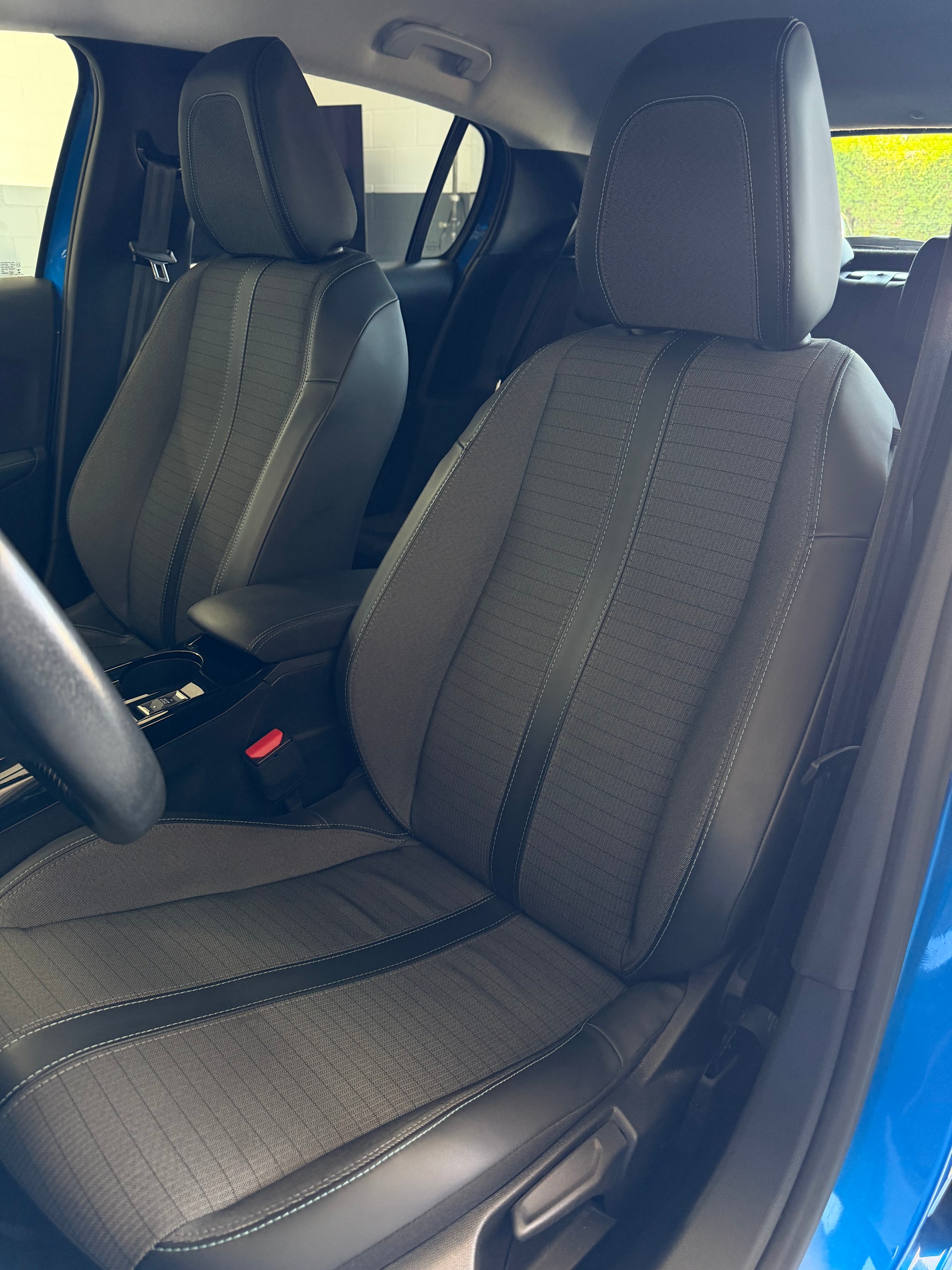 PEUGEOT 208 1.2 PureTech Allure EAT8-image-14