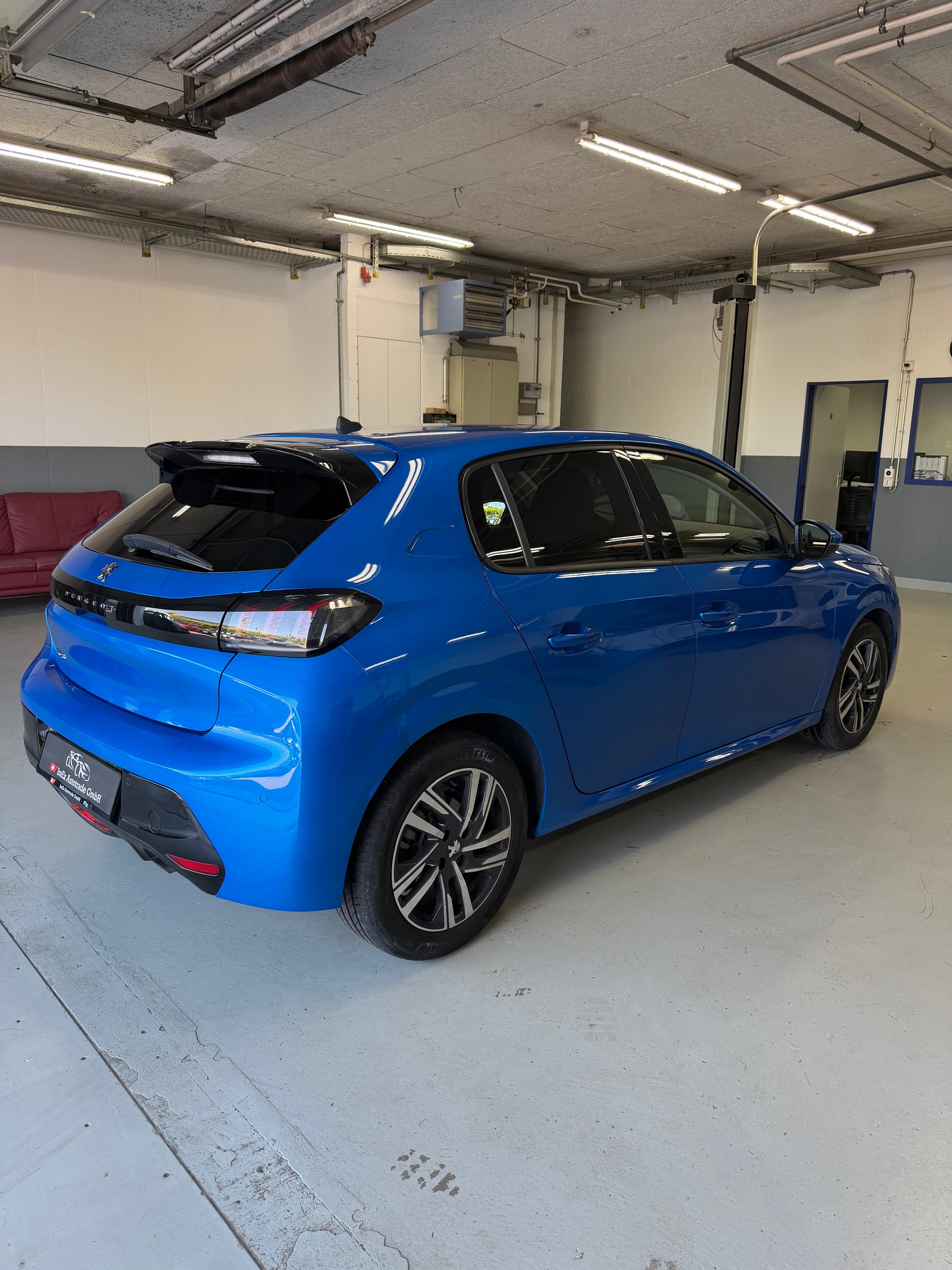 PEUGEOT 208 1.2 PureTech Allure EAT8-image-4