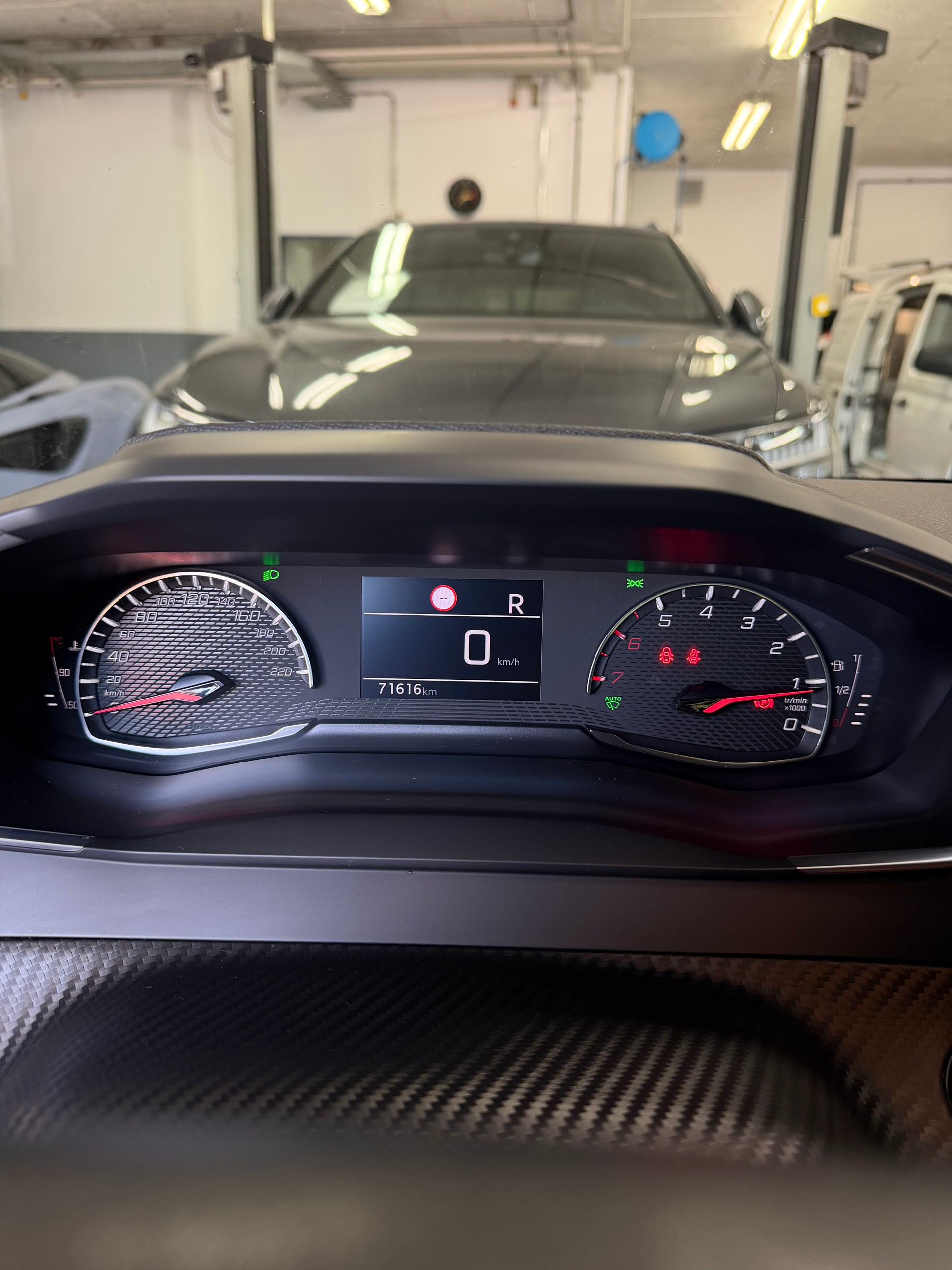 PEUGEOT 208 1.2 PureTech Allure EAT8-image-9