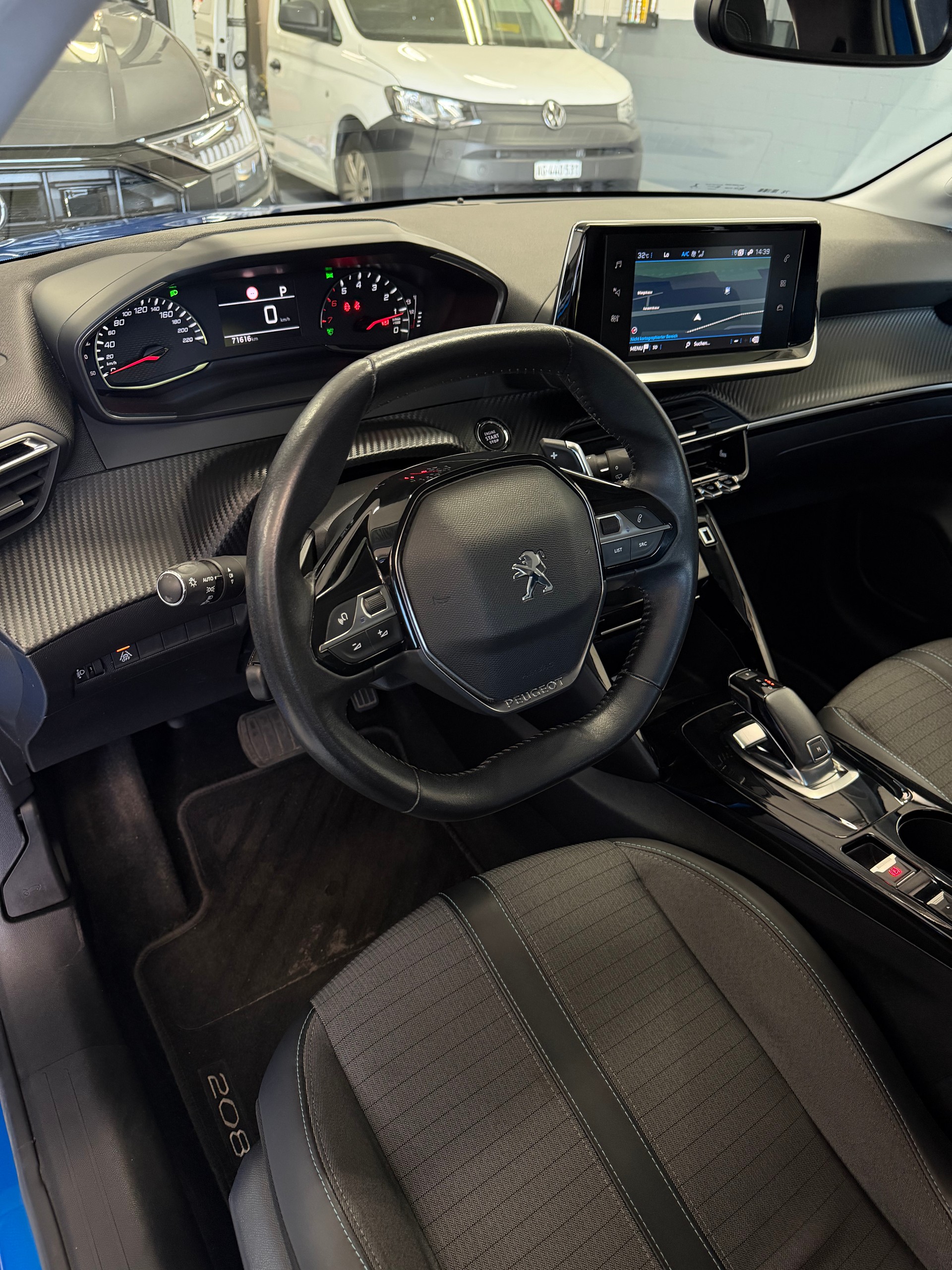 PEUGEOT 208 1.2 PureTech Allure EAT8-image-7