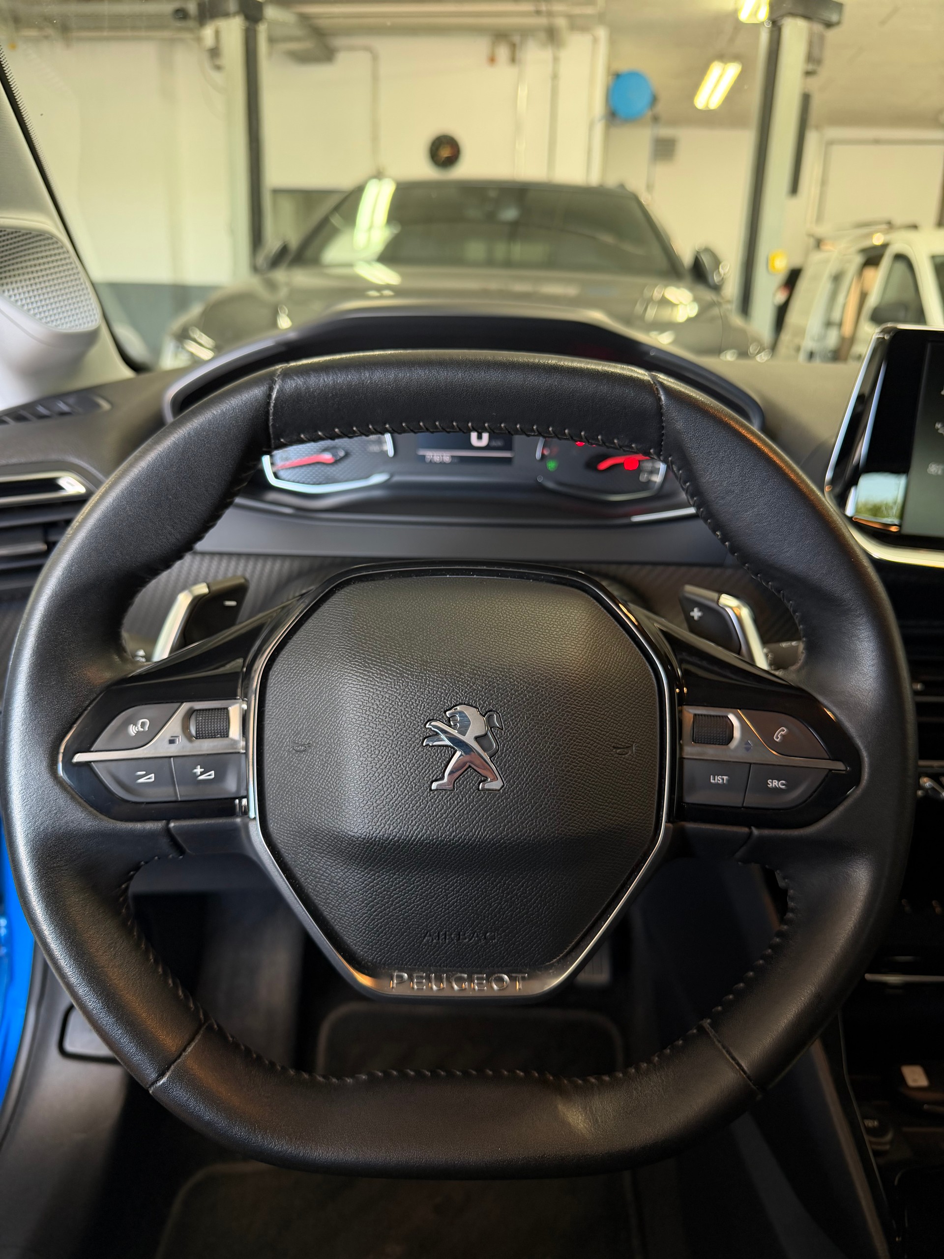 PEUGEOT 208 1.2 PureTech Allure EAT8-image-8