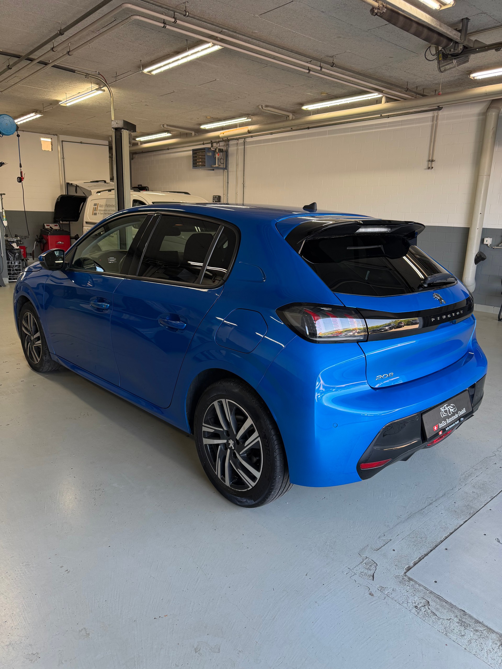 PEUGEOT 208 1.2 PureTech Allure EAT8-image-6