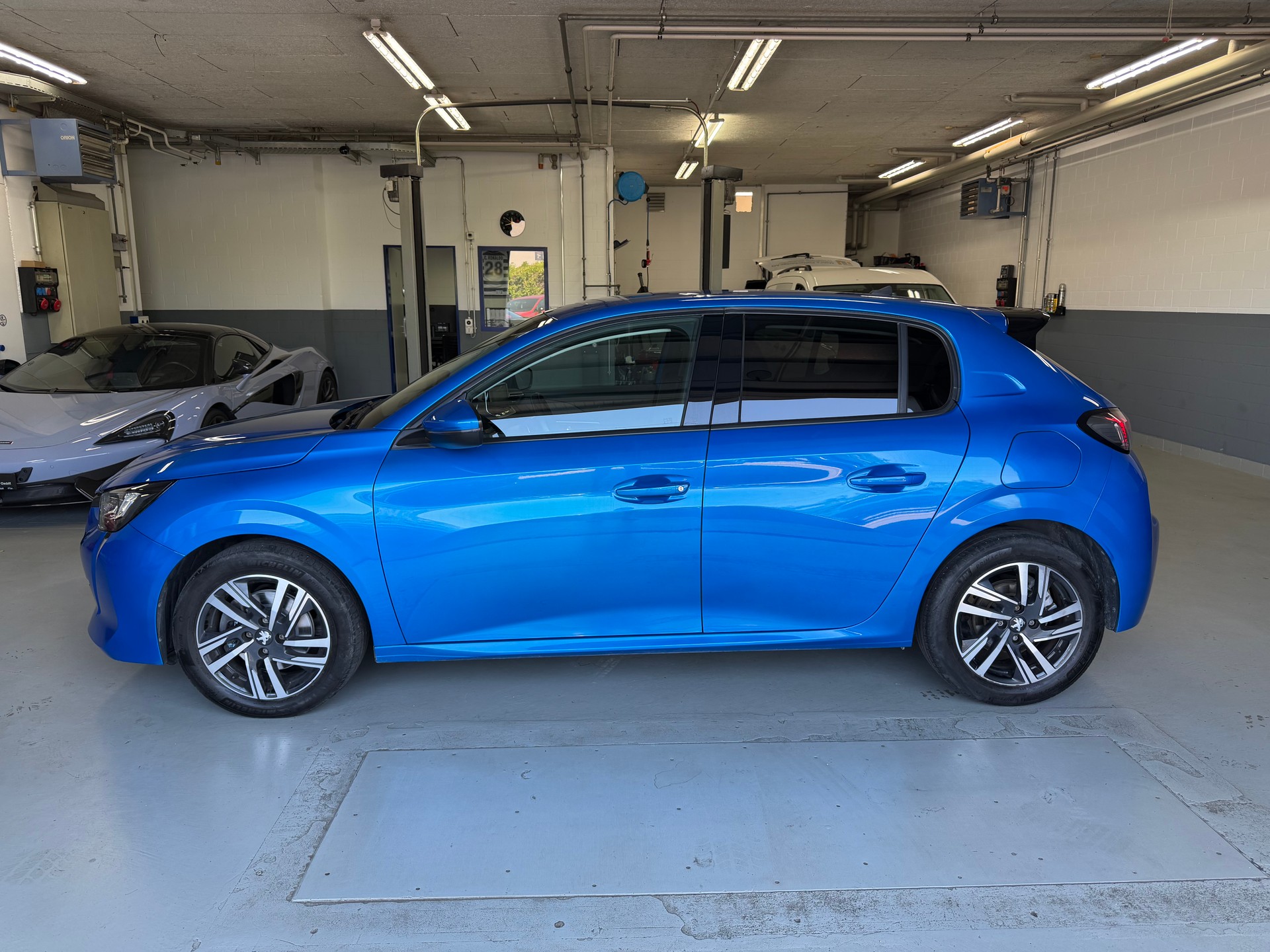 PEUGEOT 208 1.2 PureTech Allure EAT8-image-0