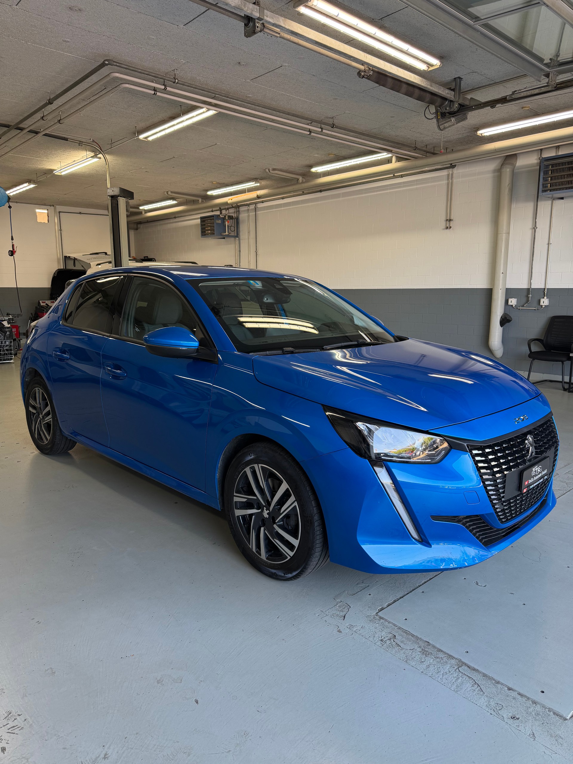 PEUGEOT 208 1.2 PureTech Allure EAT8-image-1