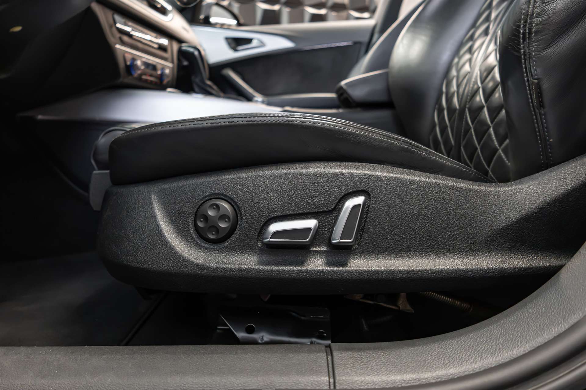 AUDI A6 Avant 3.0 BiTDI V6 qu. competition tiptronic-image-11