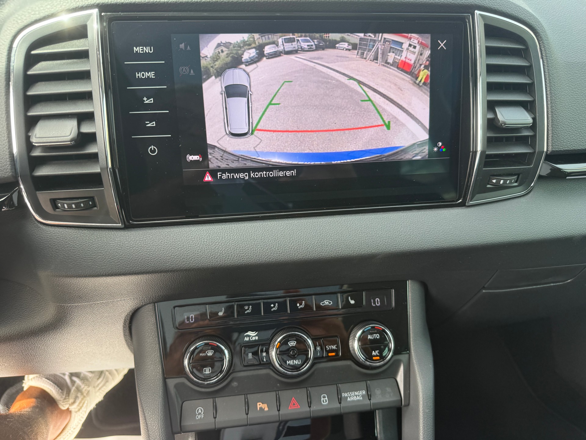 SKODA Karoq 2.0 TDI CR Style 4x4 DSG-image-12