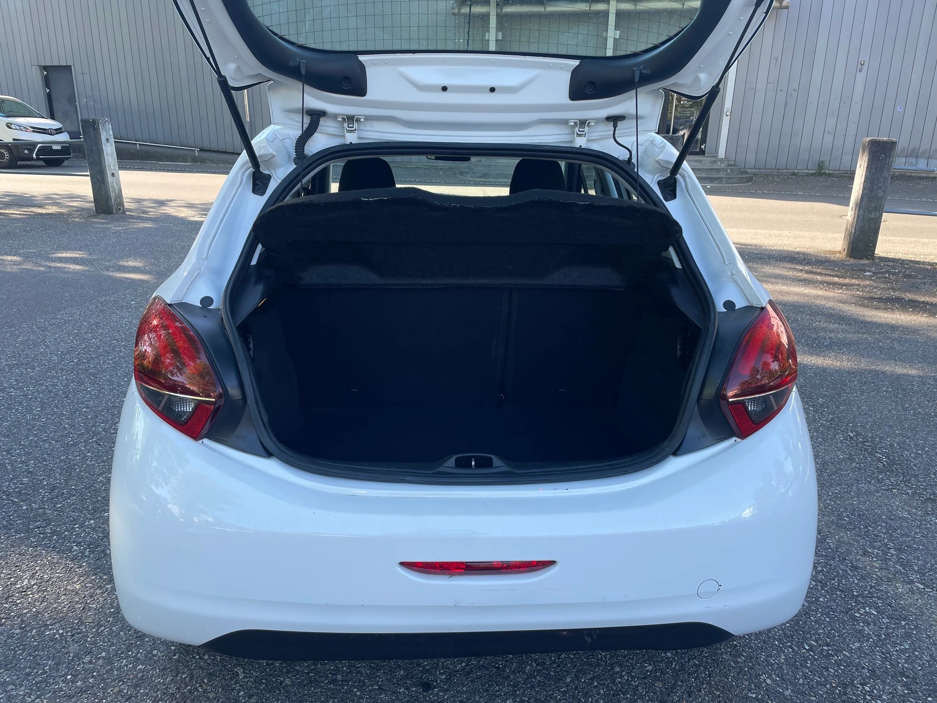 PEUGEOT 208 1.5 BlueHDi Active ** Navigation ** Klimaanlage ** Tempomat ** Frisch Ab MFK-image-11