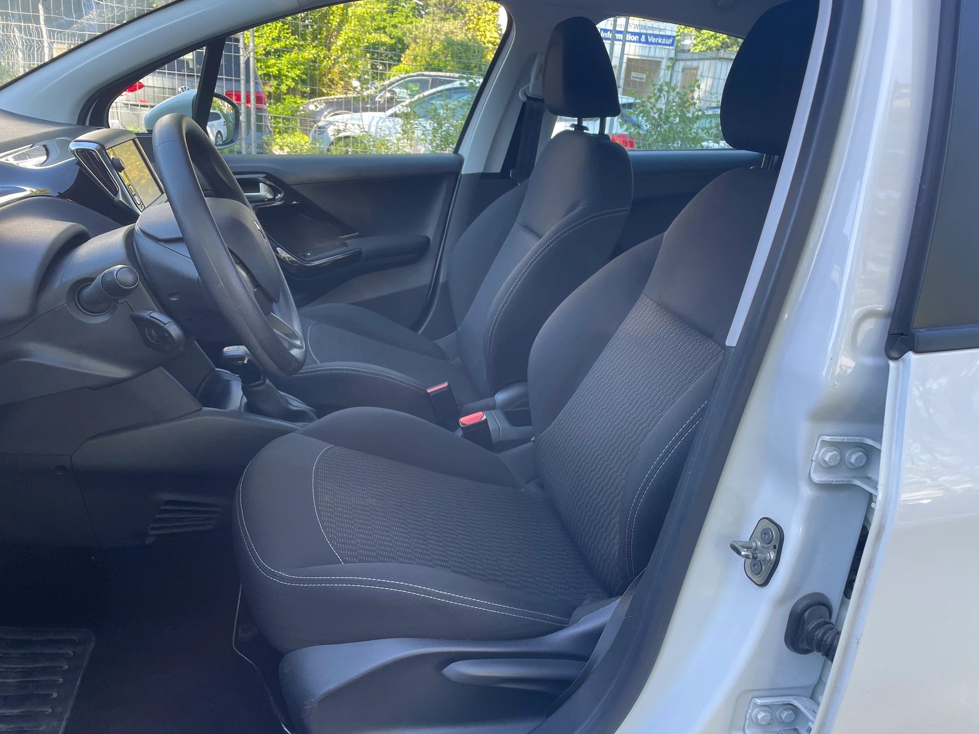 PEUGEOT 208 1.5 BlueHDi Active ** Navigation ** Klimaanlage ** Tempomat ** Frisch Ab MFK-image-6