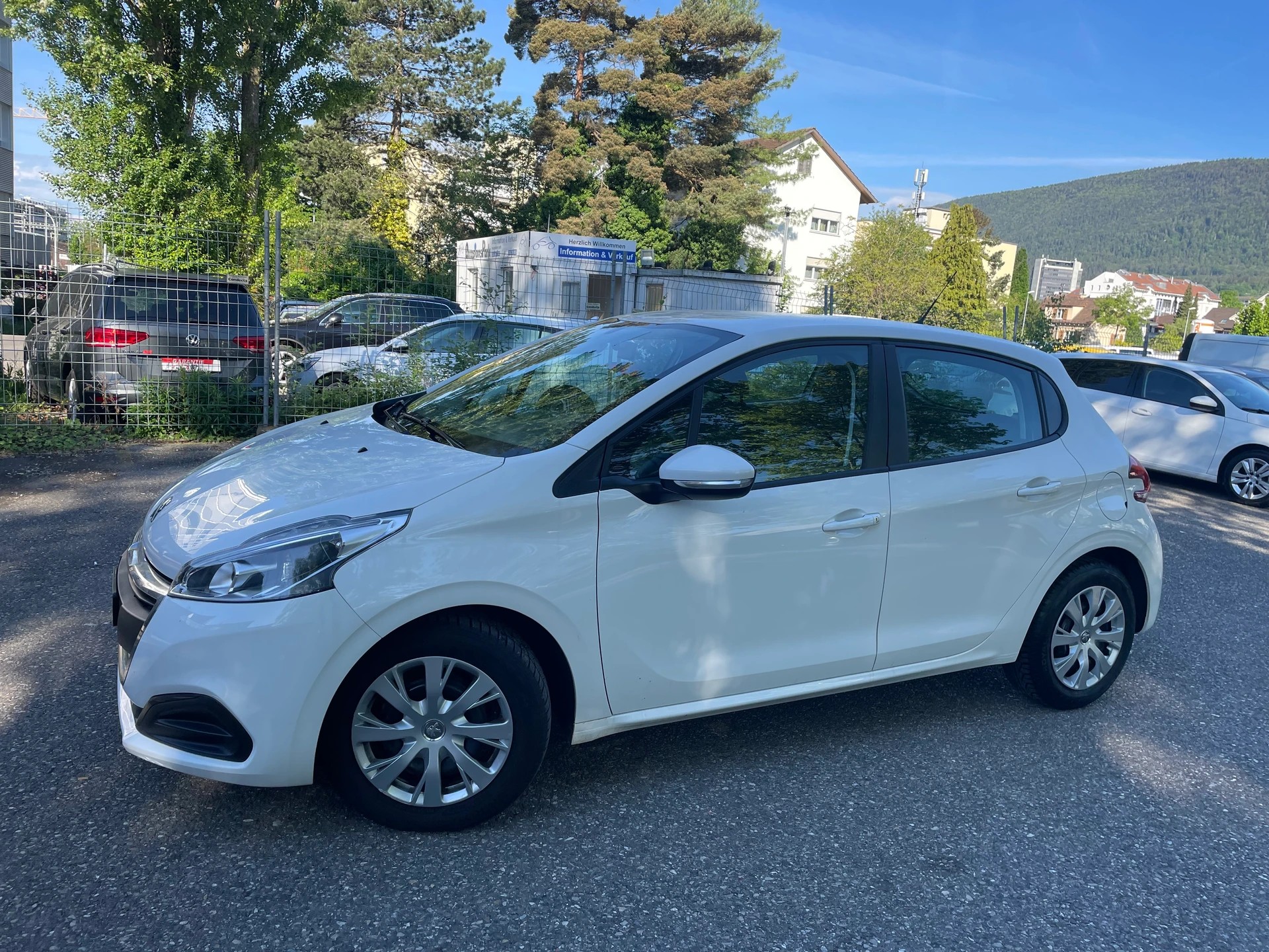 PEUGEOT 208 1.5 BlueHDi Active ** Navigation ** Klimaanlage ** Tempomat ** Frisch Ab MFK-image-8