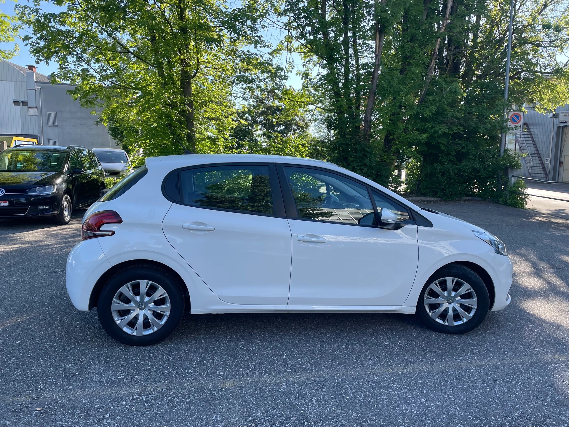 PEUGEOT 208 1.5 BlueHDi Active ** Navigation ** Klimaanlage ** Tempomat ** Frisch Ab MFK-image-9