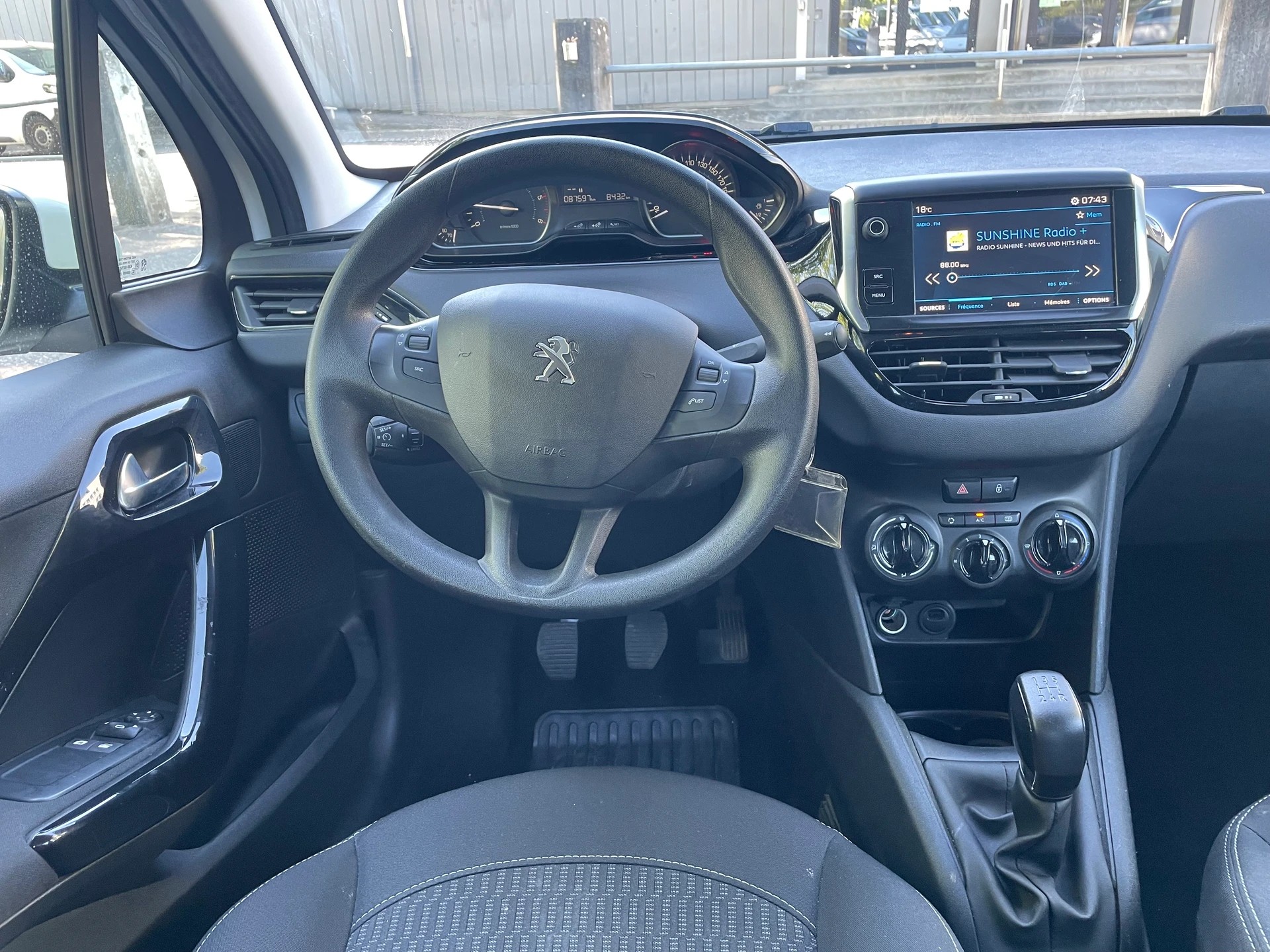PEUGEOT 208 1.5 BlueHDi Active ** Navigation ** Klimaanlage ** Tempomat ** Frisch Ab MFK-image-2