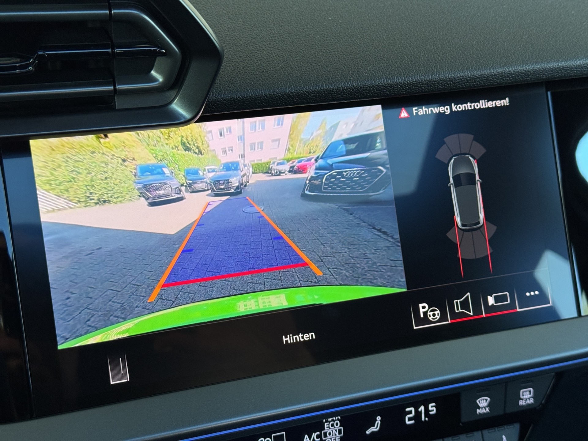 AUDI RS3 Sportback 2.5 TSI quattro S-tronic "Pano-Head Up-Matrix-RS Abgasanlage"-image-19