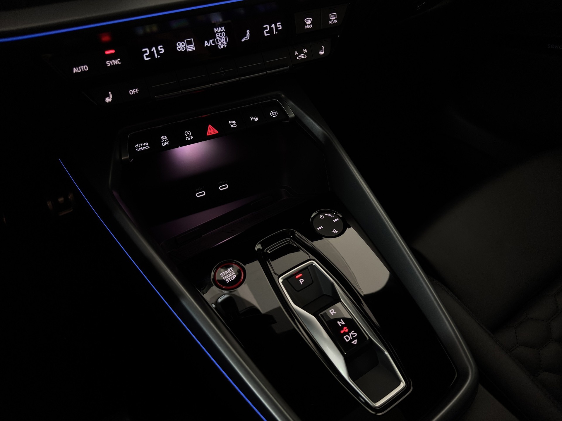 AUDI RS3 Sportback 2.5 TSI quattro S-tronic "Pano-Head Up-Matrix-RS Abgasanlage"-image-16