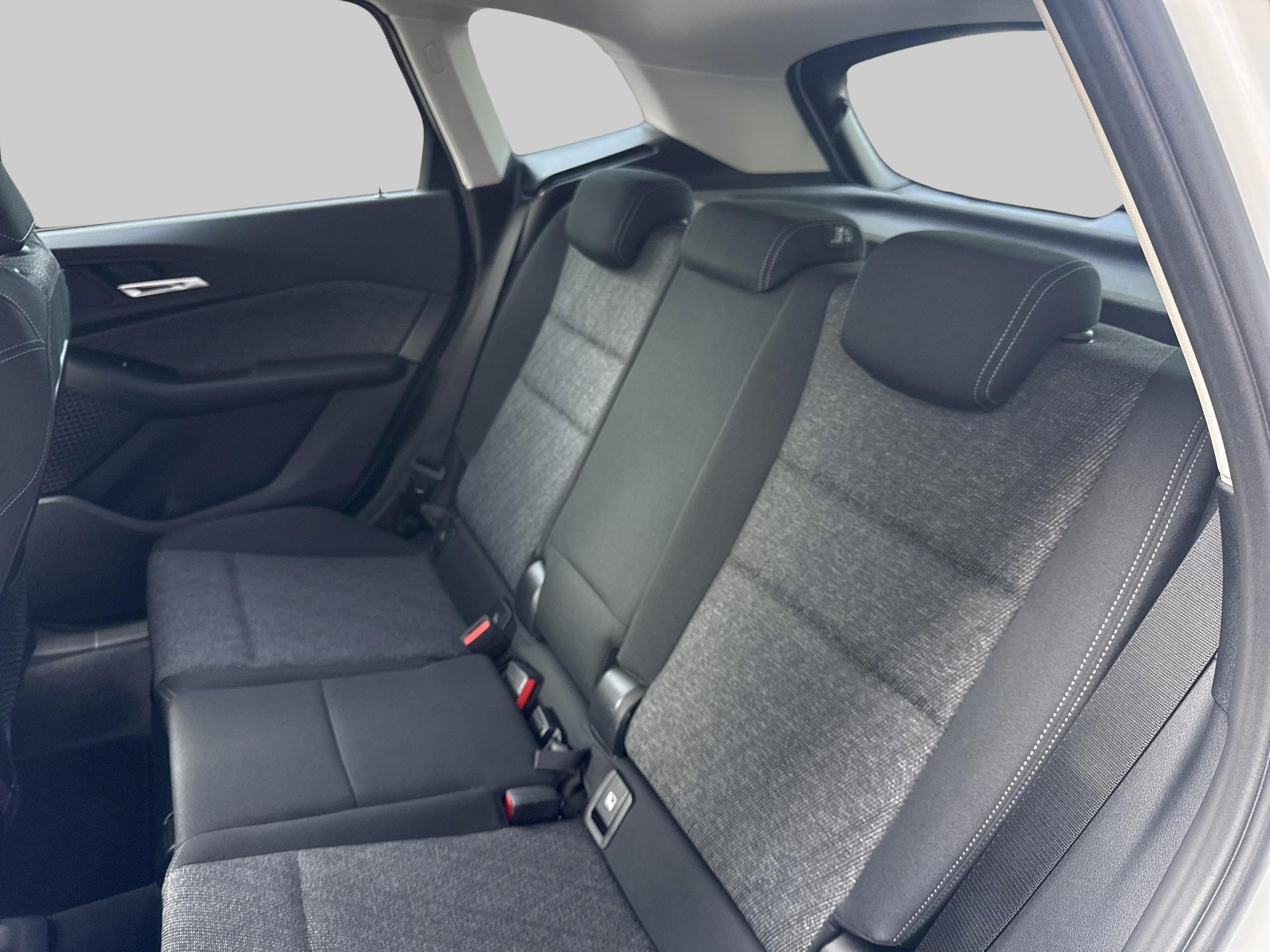 BMW 218d Active Tourer-image-16