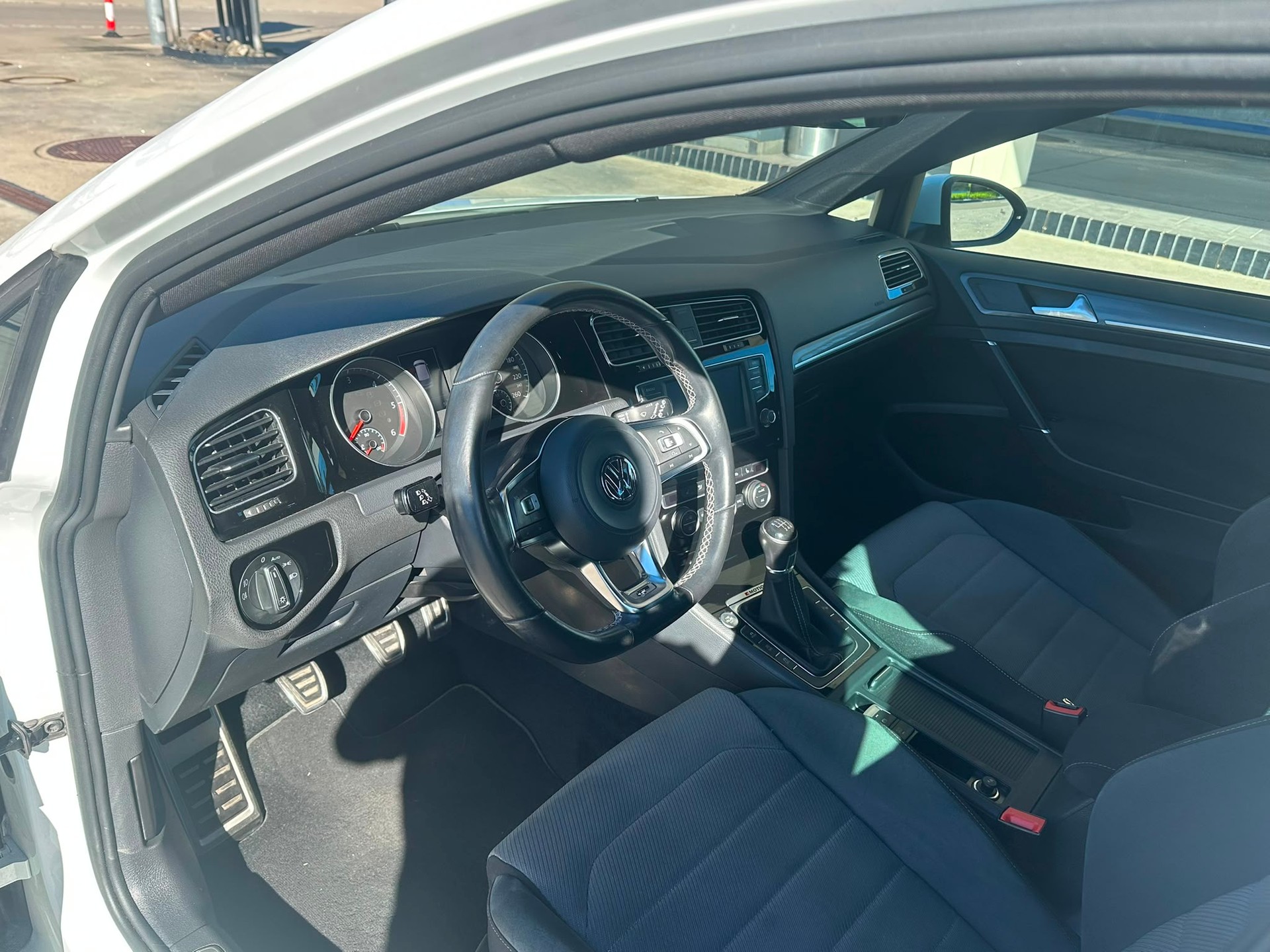 VW Golf 2.0 TDI Allstar R-Line 4Motion-image-10
