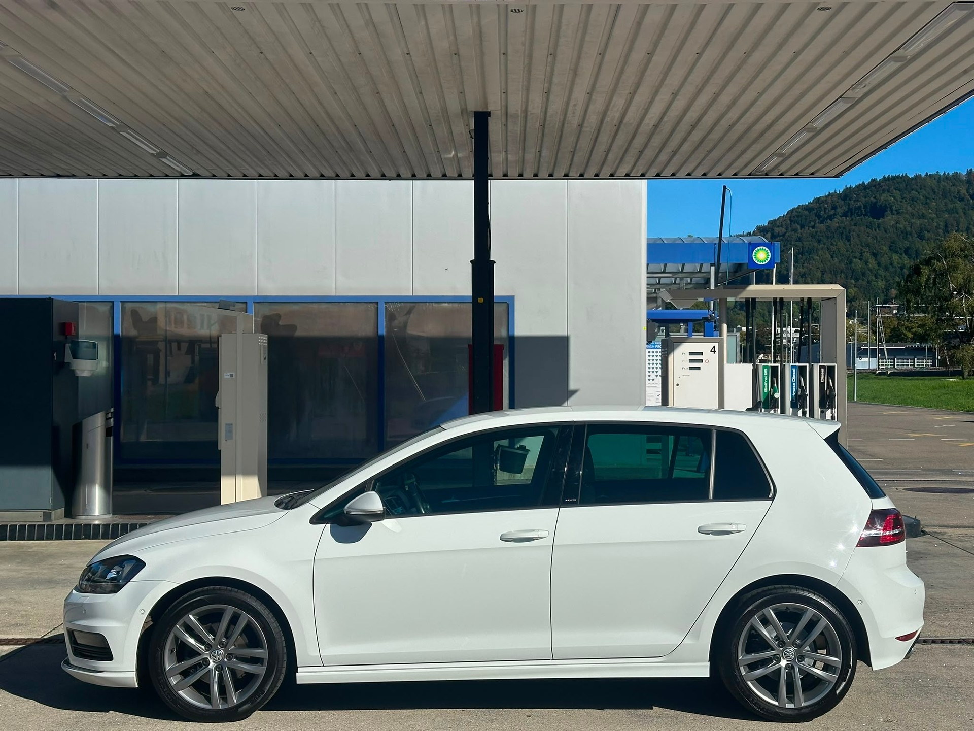 VW Golf 2.0 TDI Allstar R-Line 4Motion-image-3