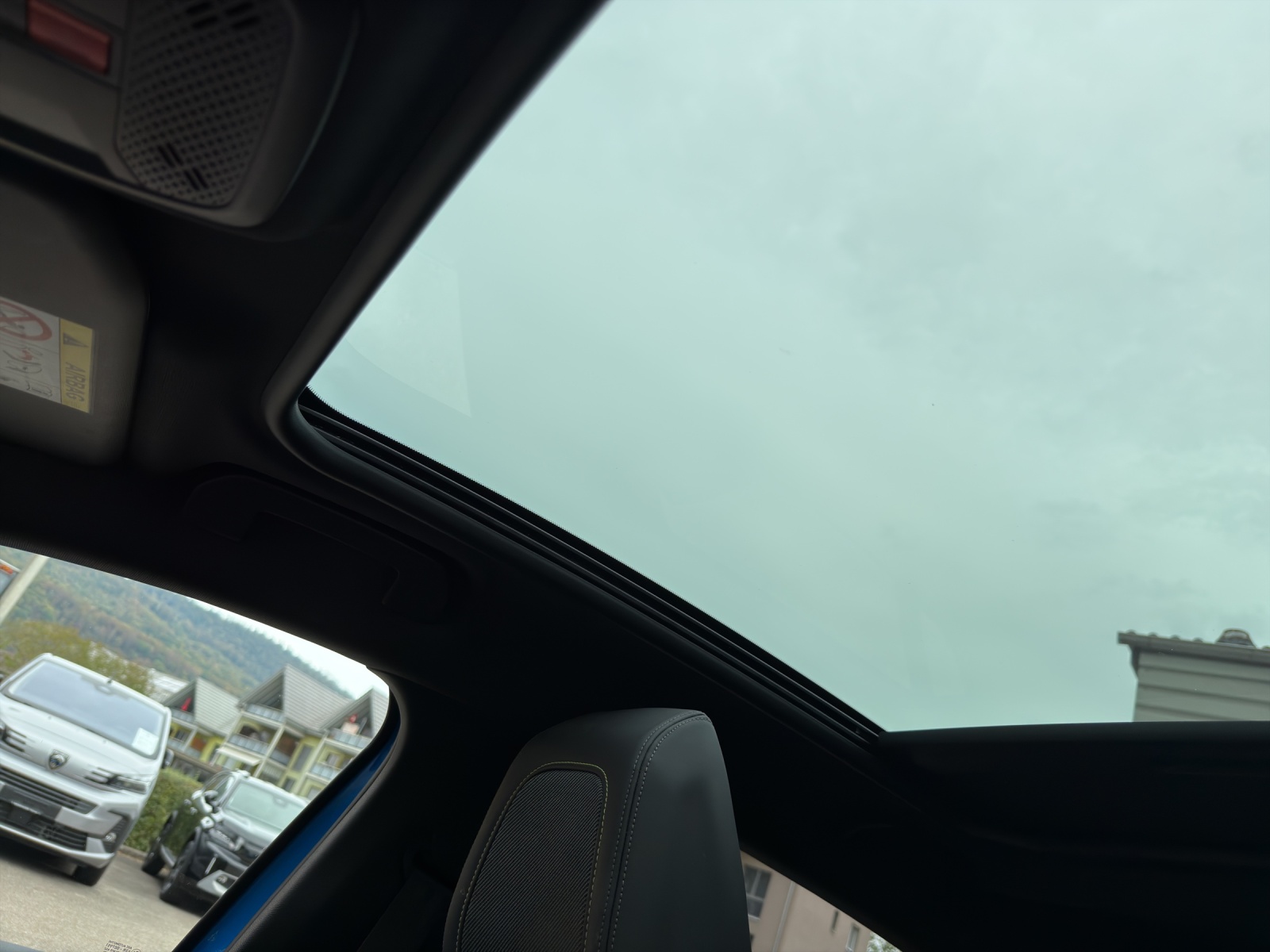 PEUGEOT 208 1.2 PureTech 130 GT Line-image-11