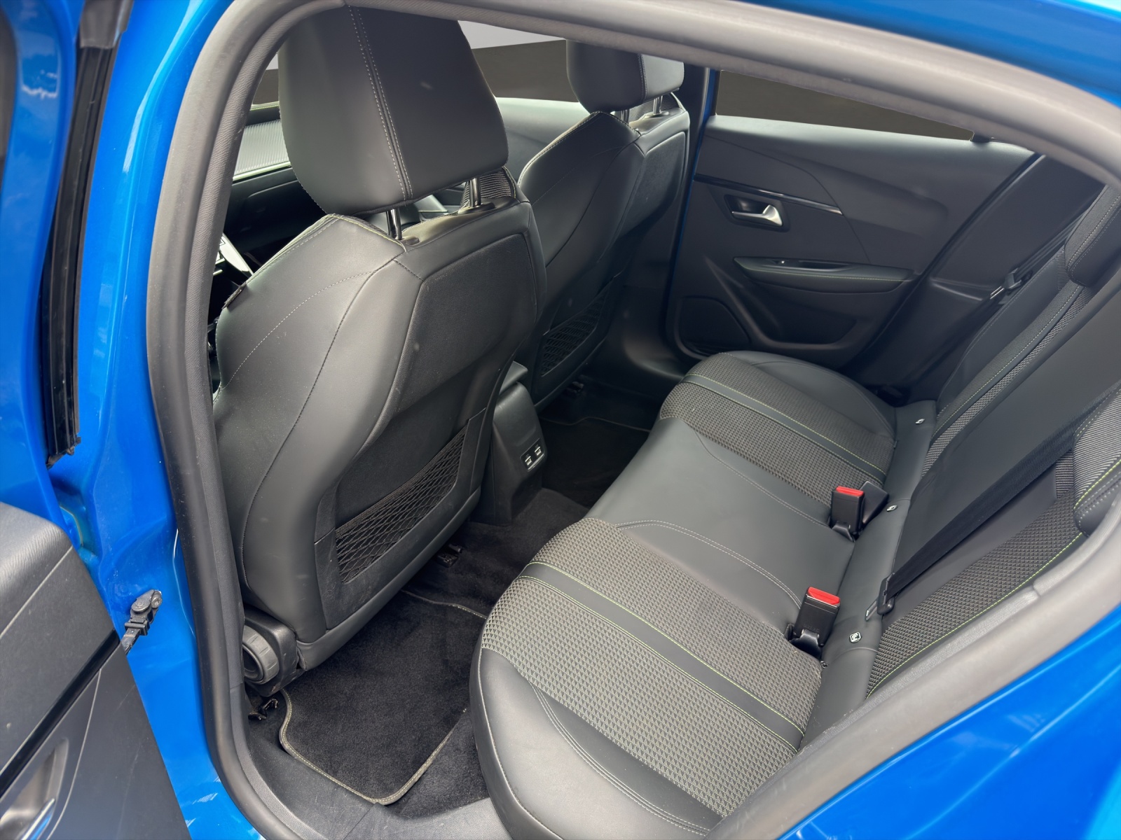 PEUGEOT 208 1.2 PureTech 130 GT Line-image-4