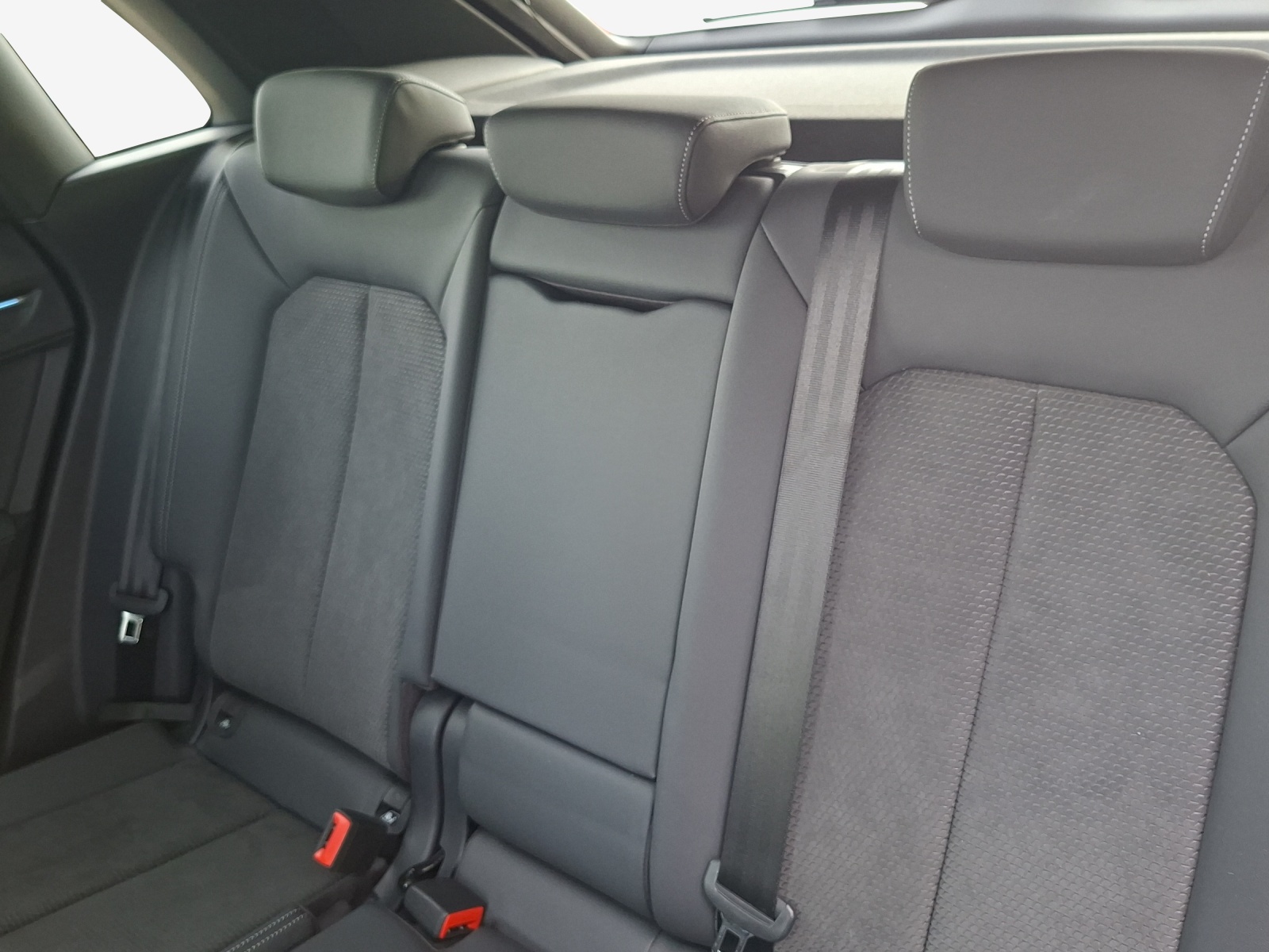 AUDI Q3 40 TFSI S line quattro S-tronic-image-11