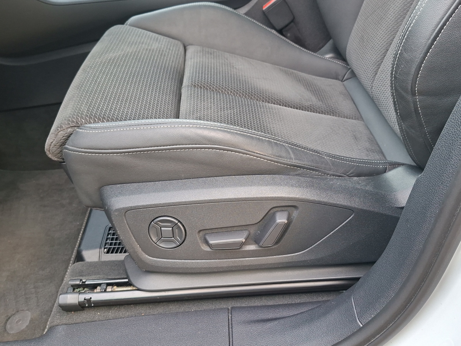 AUDI Q3 40 TFSI S line quattro S-tronic-image-14