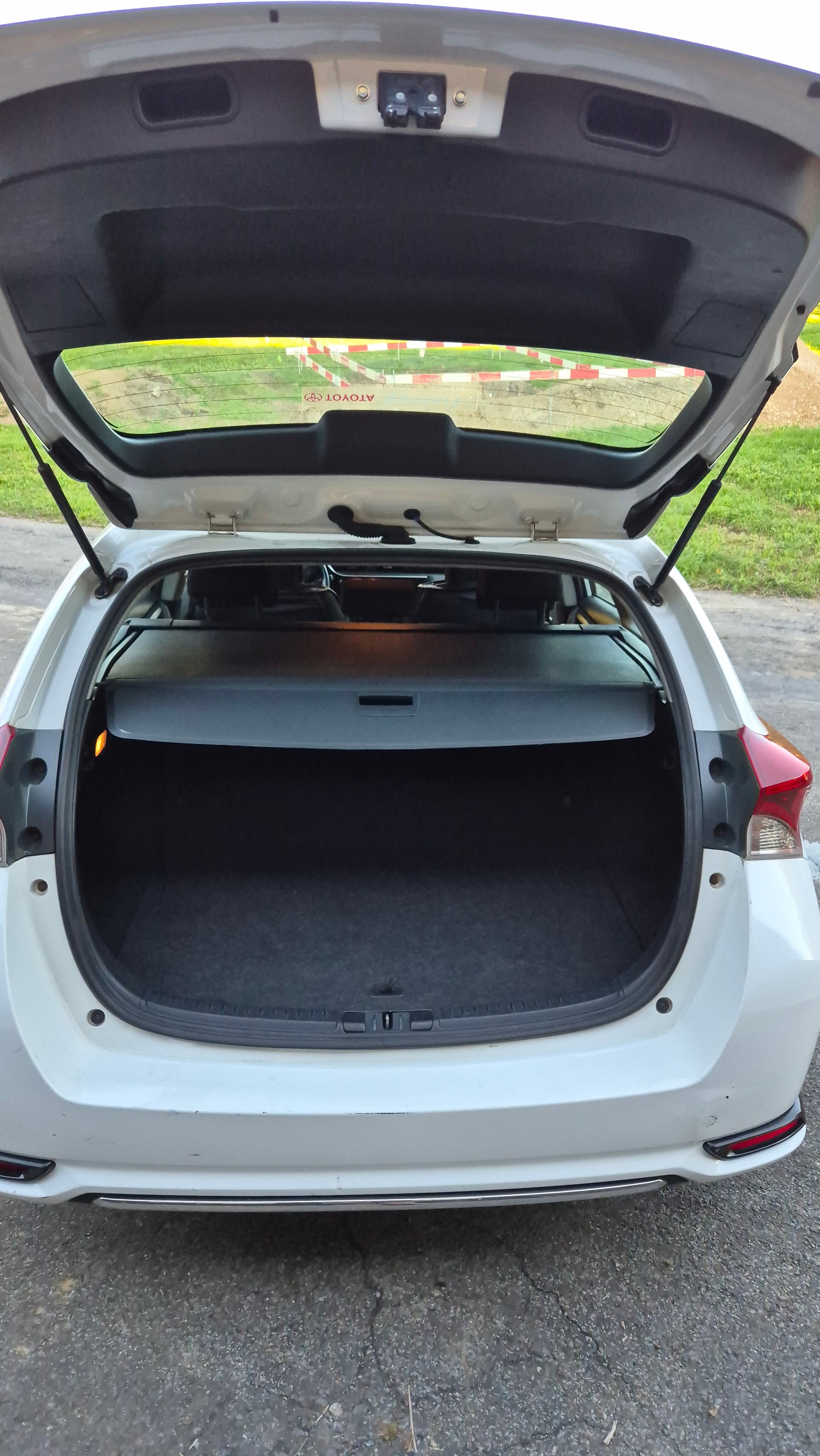 TOYOTA Auris Touring Sports 1.8 HSD Style e-CVT-image-12