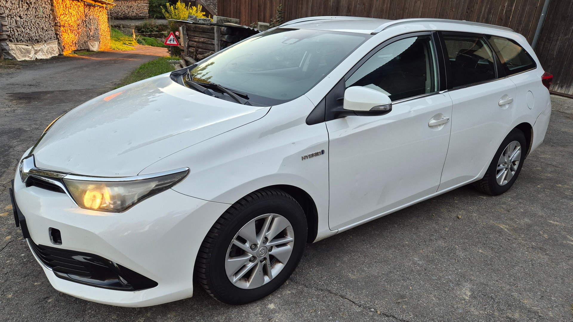 TOYOTA Auris Touring Sports 1.8 HSD Style e-CVT-image-0