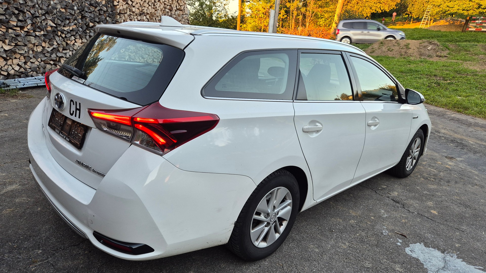 TOYOTA Auris Touring Sports 1.8 HSD Style e-CVT-image-2