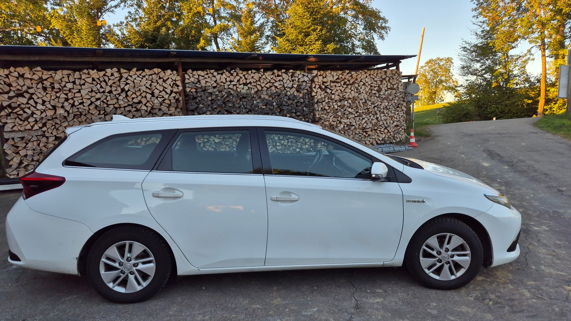 TOYOTA Auris Touring Sports 1.8 HSD Style e-CVT-image-8