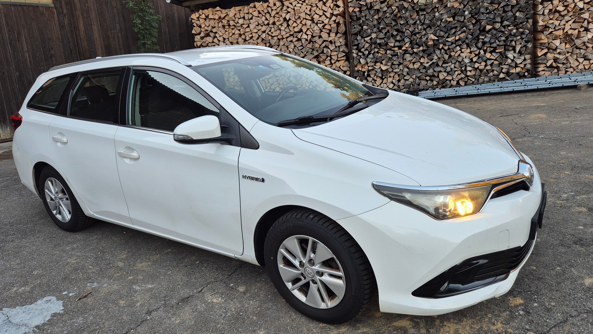 TOYOTA Auris Touring Sports 1.8 HSD Style e-CVT-image-1