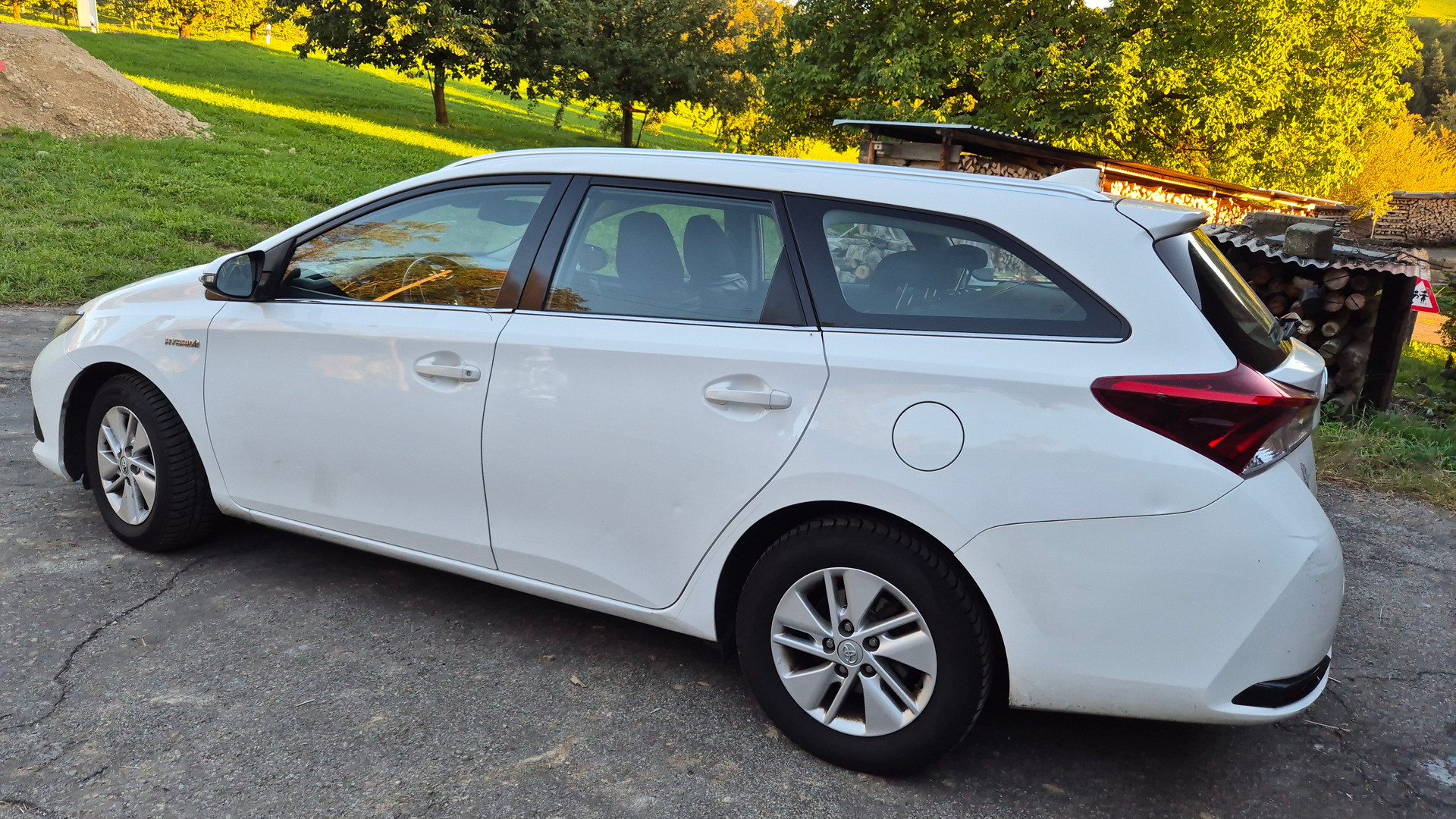 TOYOTA Auris Touring Sports 1.8 HSD Style e-CVT-image-6