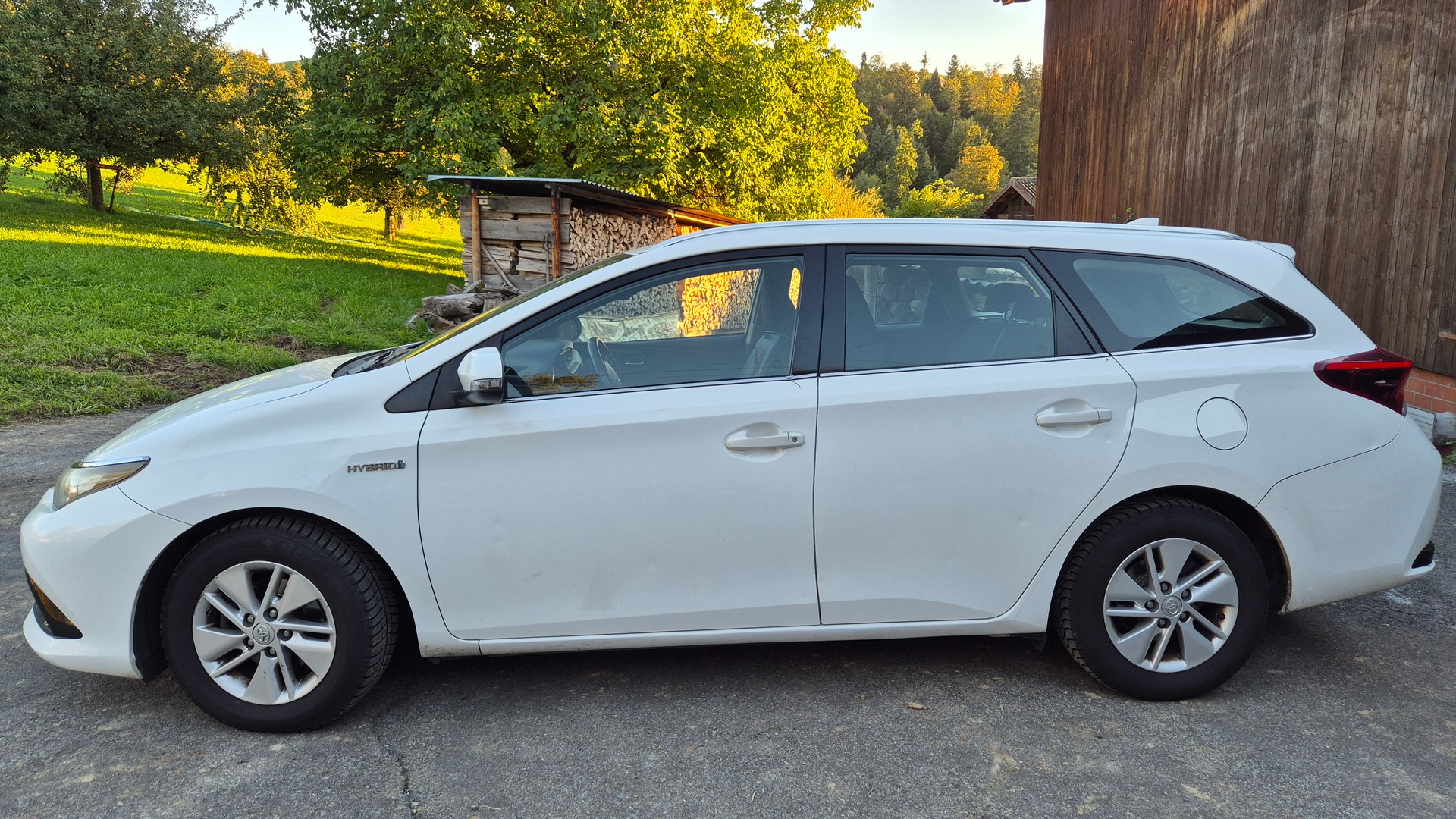 TOYOTA Auris Touring Sports 1.8 HSD Style e-CVT-image-5