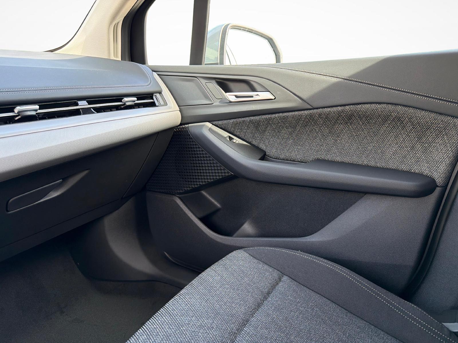 BMW 218d Active Tourer-image-17