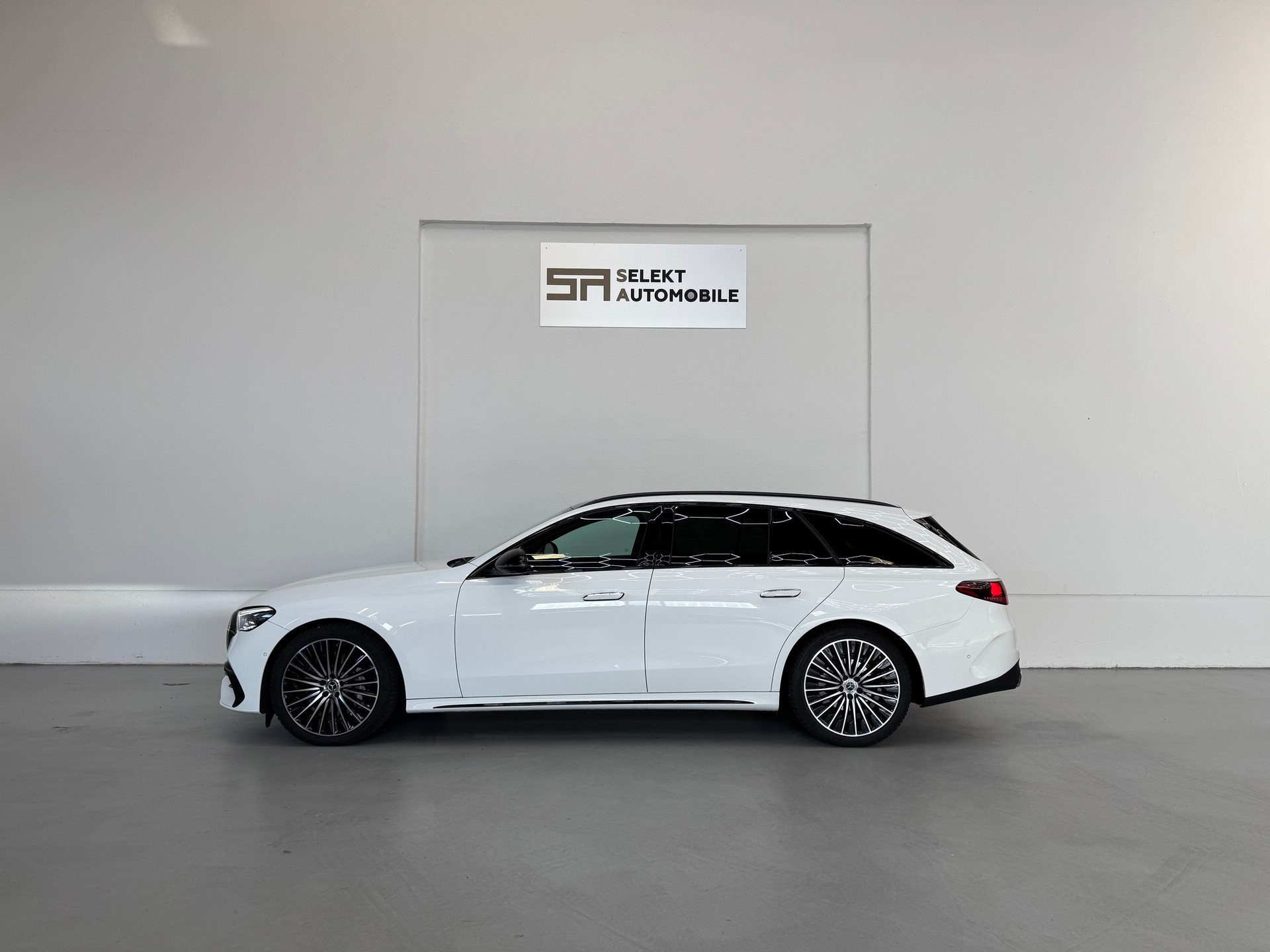 MERCEDES-BENZ E 220 d T 4Matic 9G-Tronic AMG Line-showroom-element-3