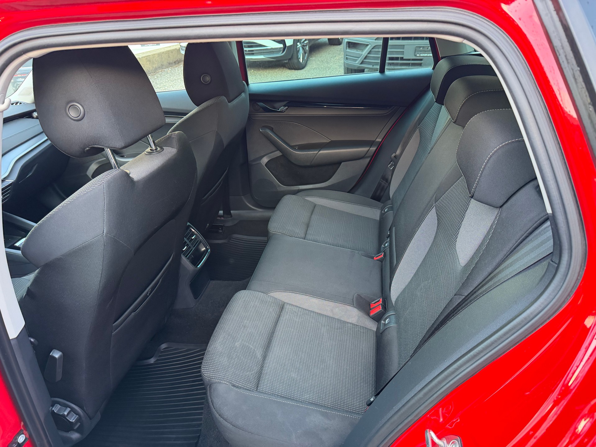 SKODA Octavia Combi 2.0 TDI DSG Ambition-image-7