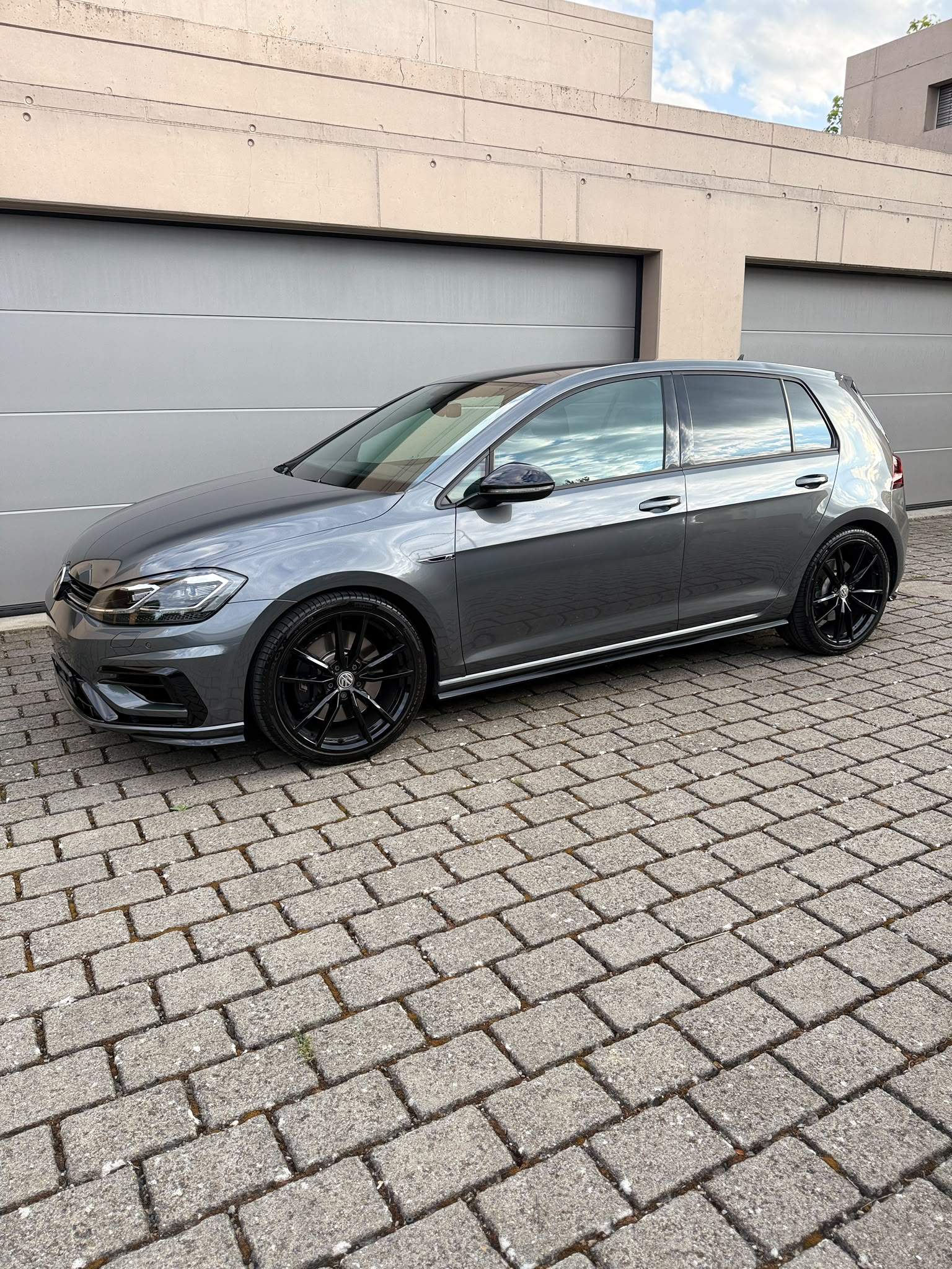 VW 2.0 TSI R DSG 4motion-image-1