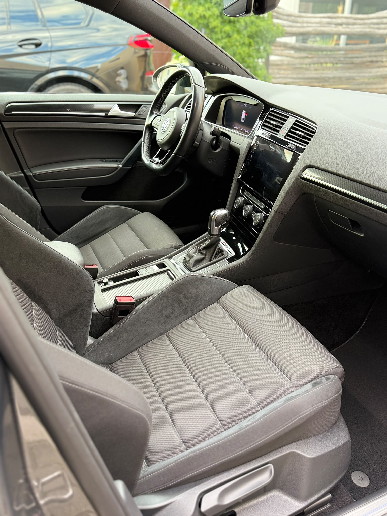 VW 2.0 TSI R DSG 4motion-image-4