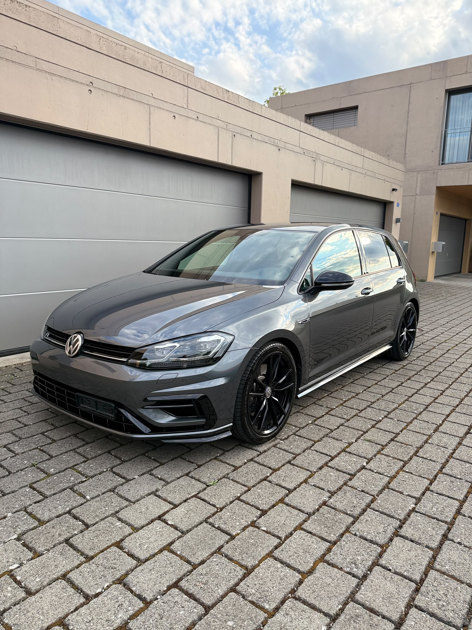 VW 2.0 TSI R DSG 4motion-image-0