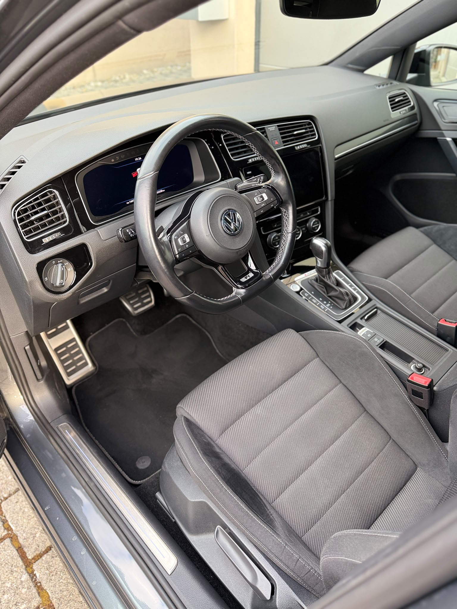 VW 2.0 TSI R DSG 4motion-image-2