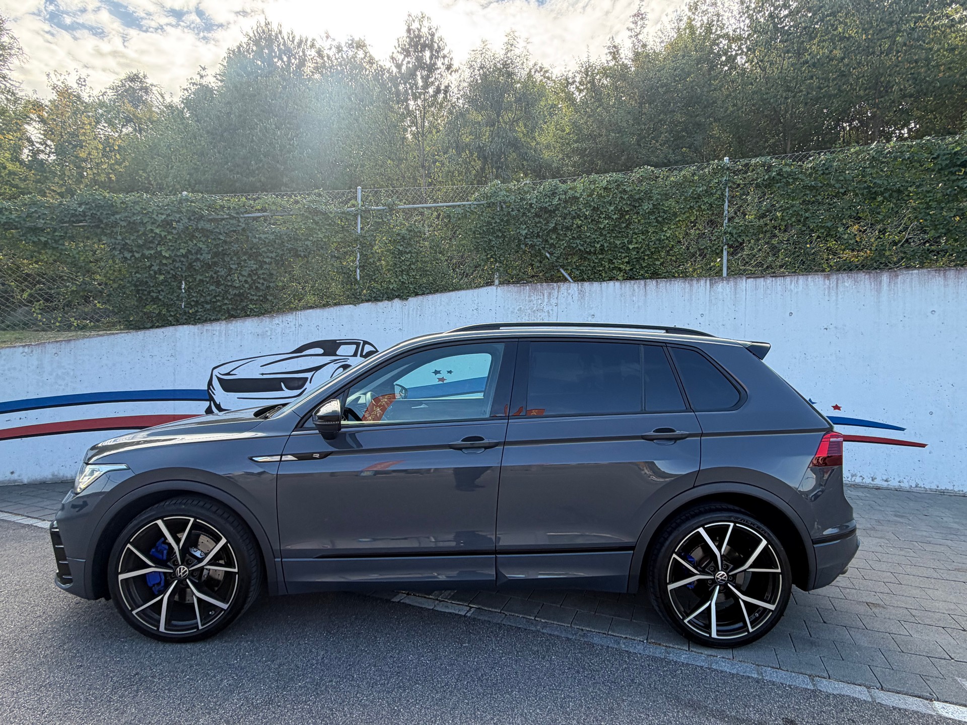 VW Tiguan 2.0TSI R 75 Edition 4Motion DSG-image-1