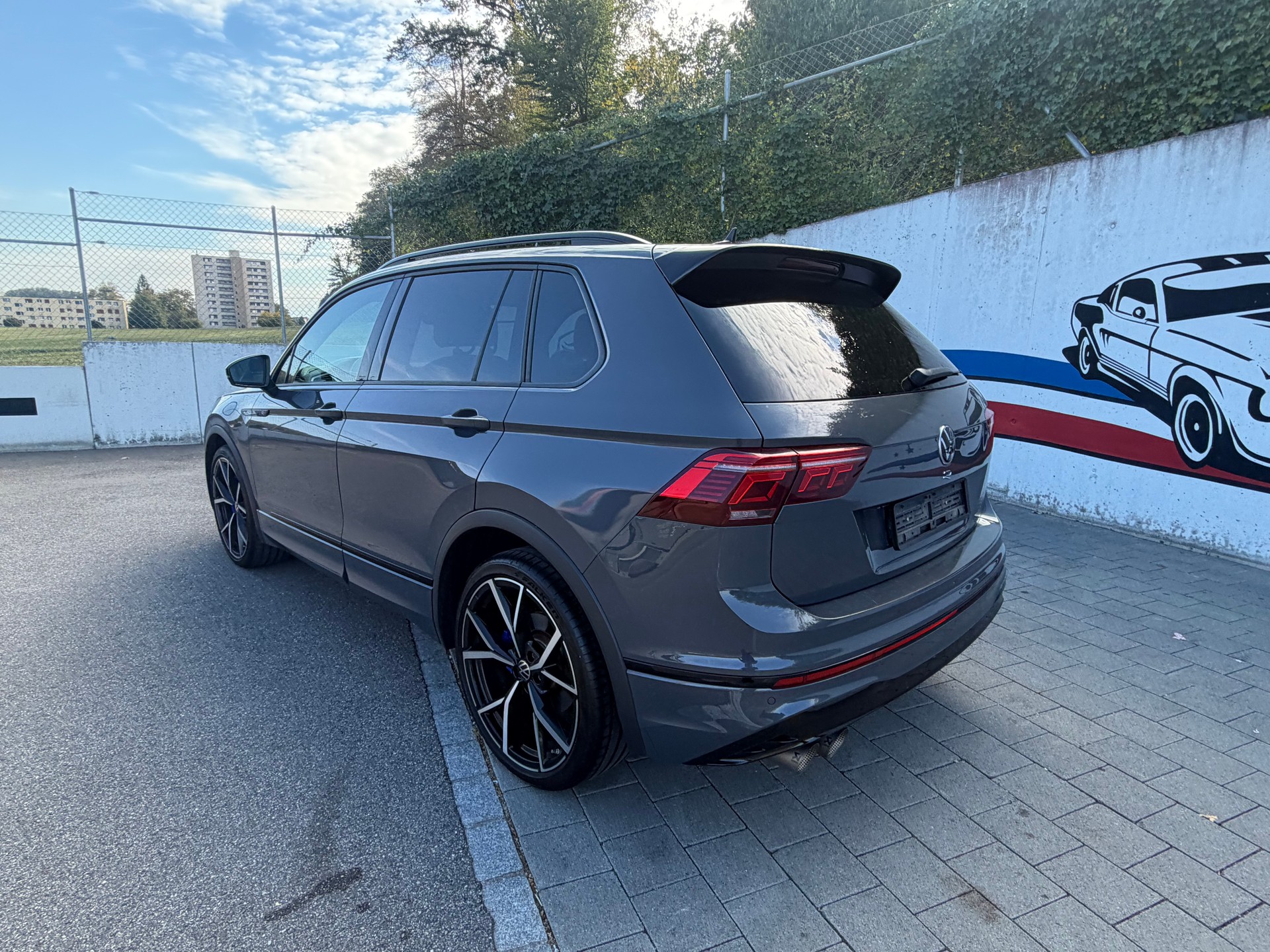 VW Tiguan 2.0TSI R 75 Edition 4Motion DSG-image-2