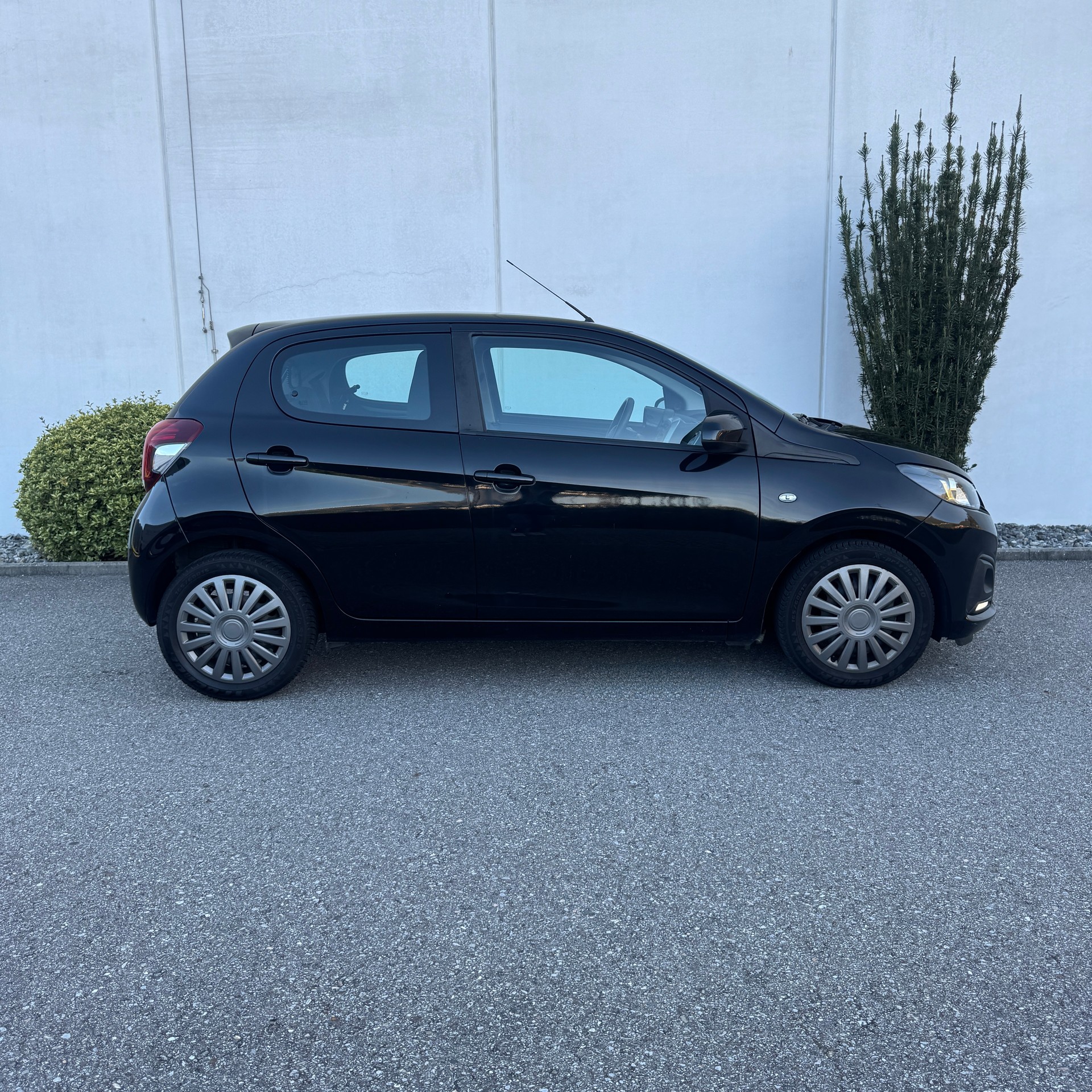 PEUGEOT 108 1.2 VTi-image-2