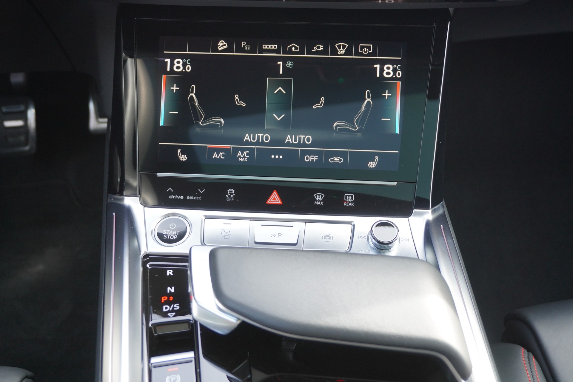 AUDI Q8 55 e-tron Black Edition quattro S-LINE!!!-image-16