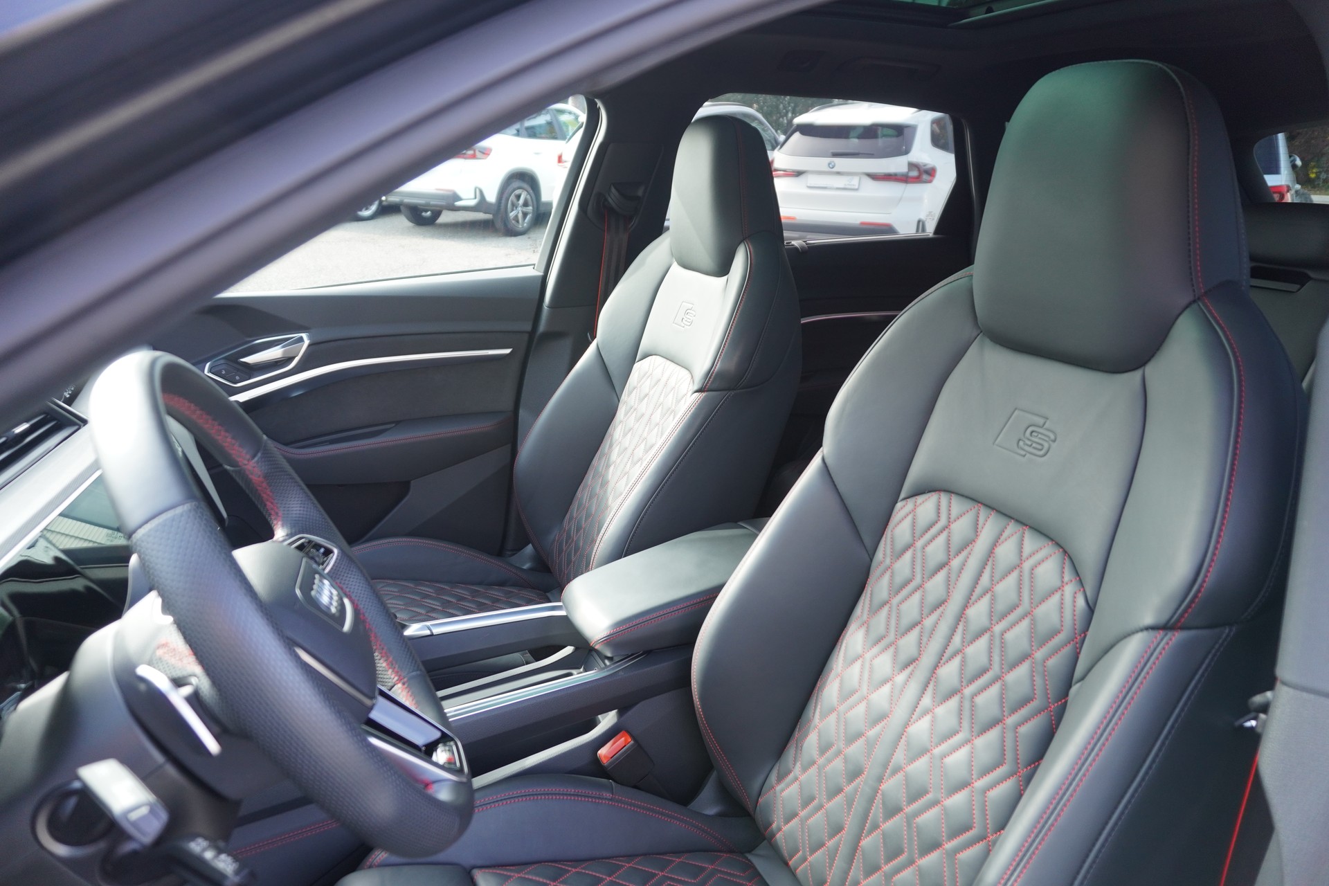 AUDI Q8 55 e-tron Black Edition quattro S-LINE!!!-image-13