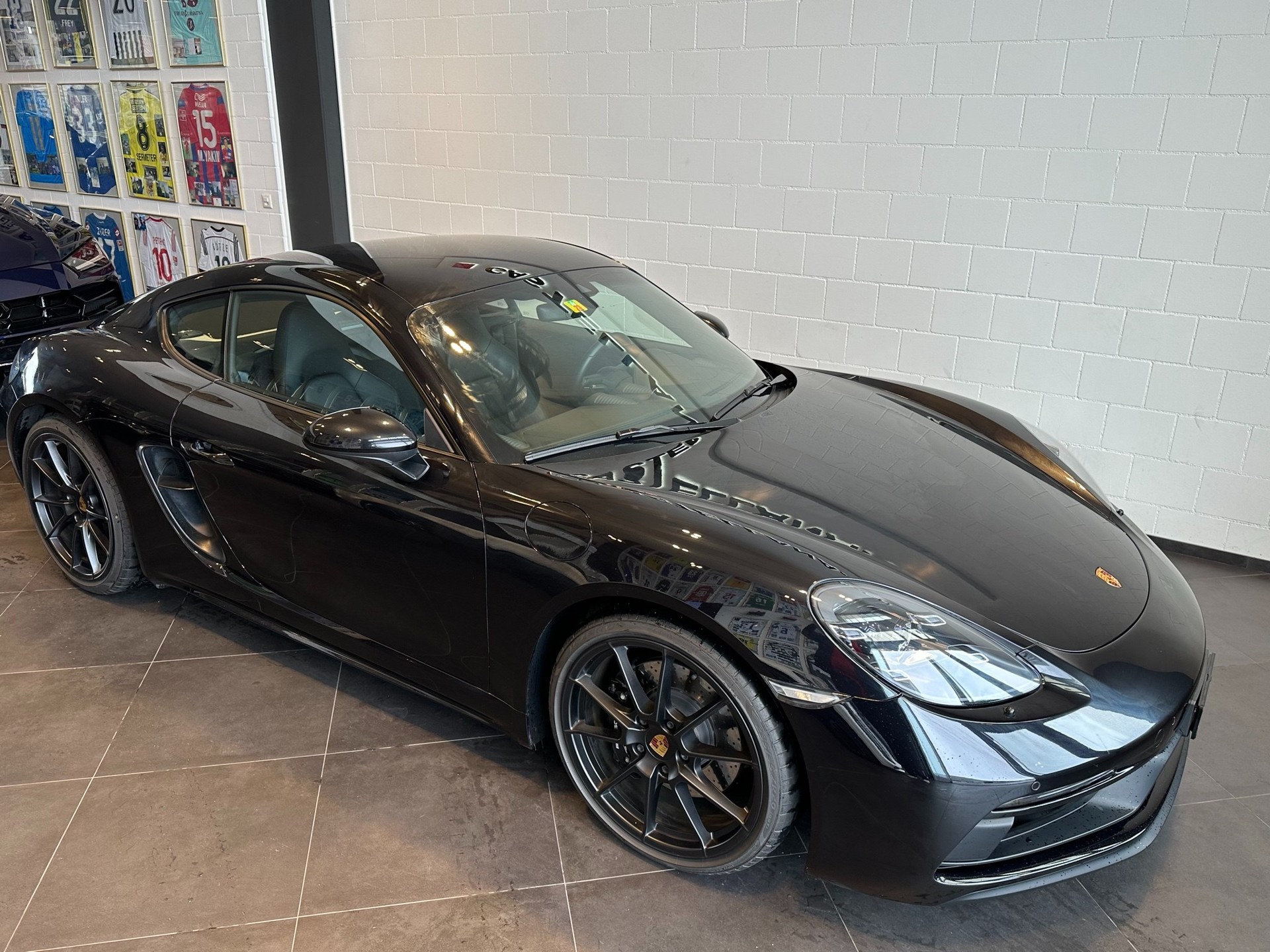 PORSCHE 718 Cayman GTS 4.0-image-1