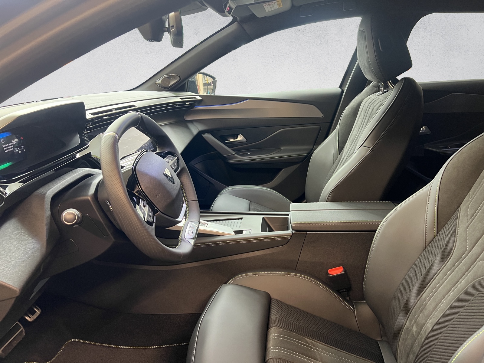 PEUGEOT 308 SW 1.6 PHEV 225 GT-image-9