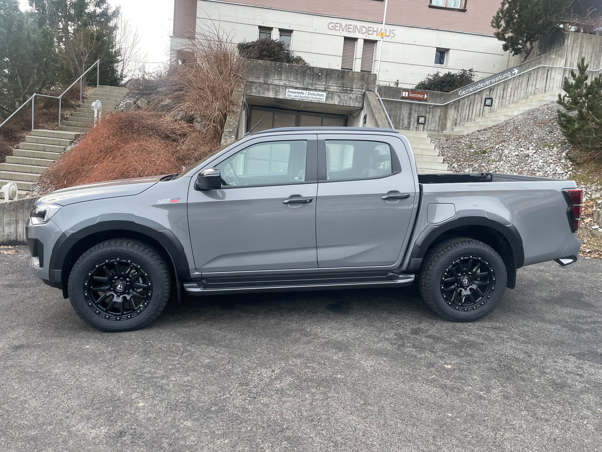 ISUZU Nitro Sport +-image-2