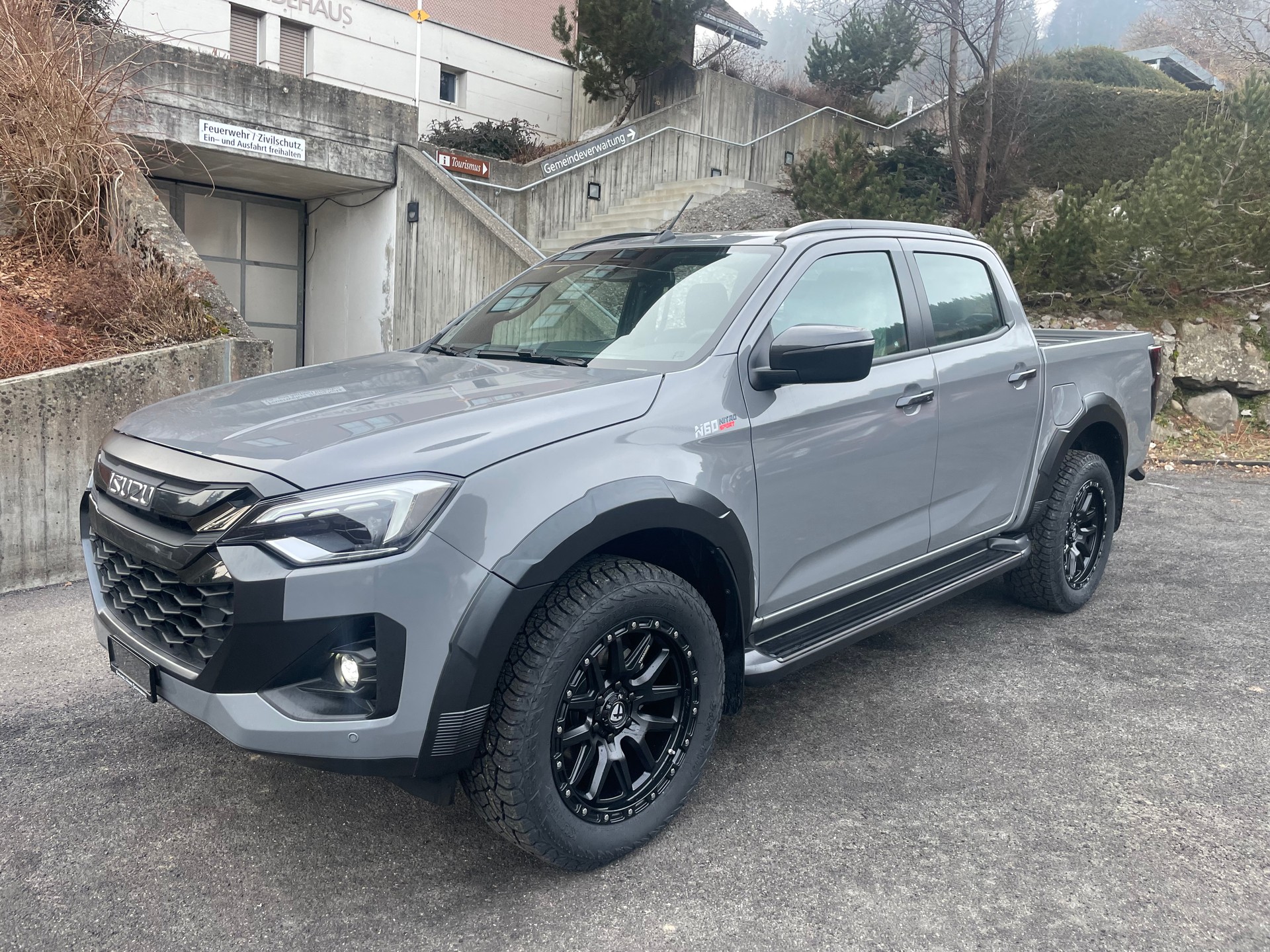 ISUZU Nitro Sport +