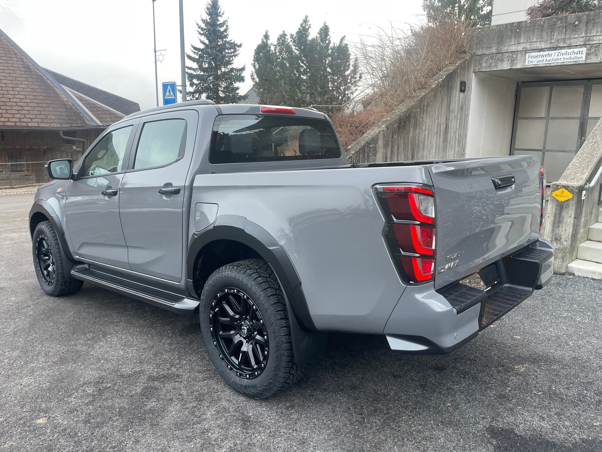 ISUZU Nitro Sport +-image-3