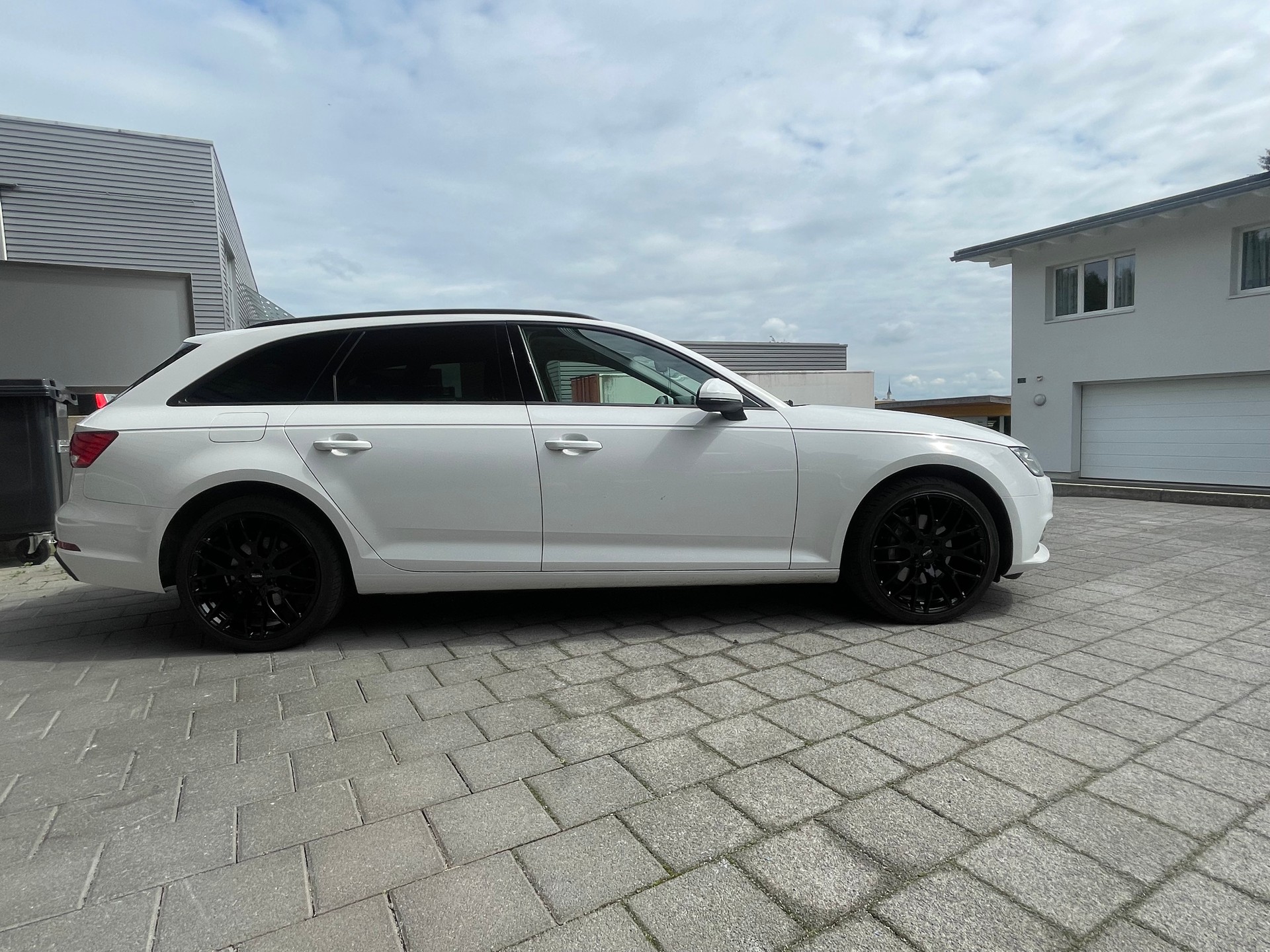 AUDI A4 Avant 40 TDI Design quattro S-tronic-image-4