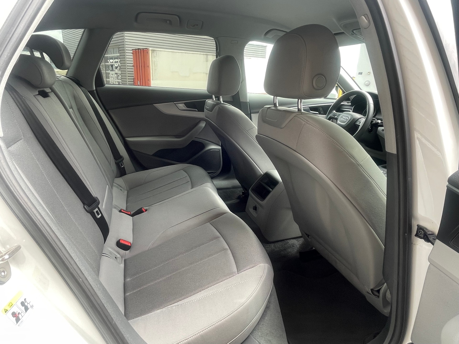 AUDI A4 Avant 40 TDI Design quattro S-tronic-image-9